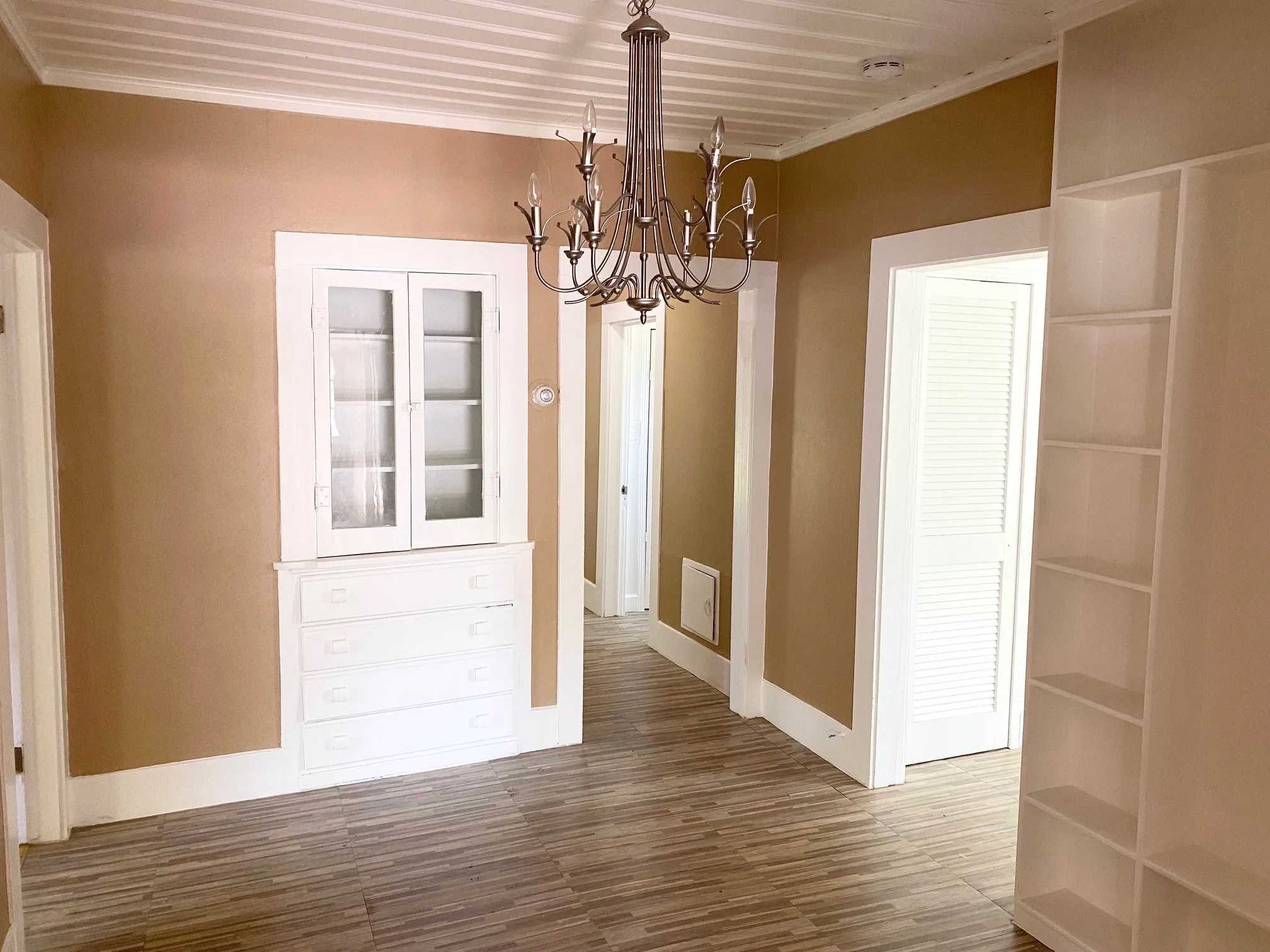 Single Family Residence For Sale in Ellis County , 106 W Decatur Street, Ennis, Texas 75119, 4 Bedroom, 2 Bathroom, Garage spaces, 1,870 Sqft, built in 1925, Preowned, mls#21247647, Real Estate Agent in Ennis, Homes For Sale in Ellis county, Homes For Sale in Ennis, Realtor in Ennis Texas, Real Estate Brokerage Independent Realty Texas, Luminita Cordes Realtor
