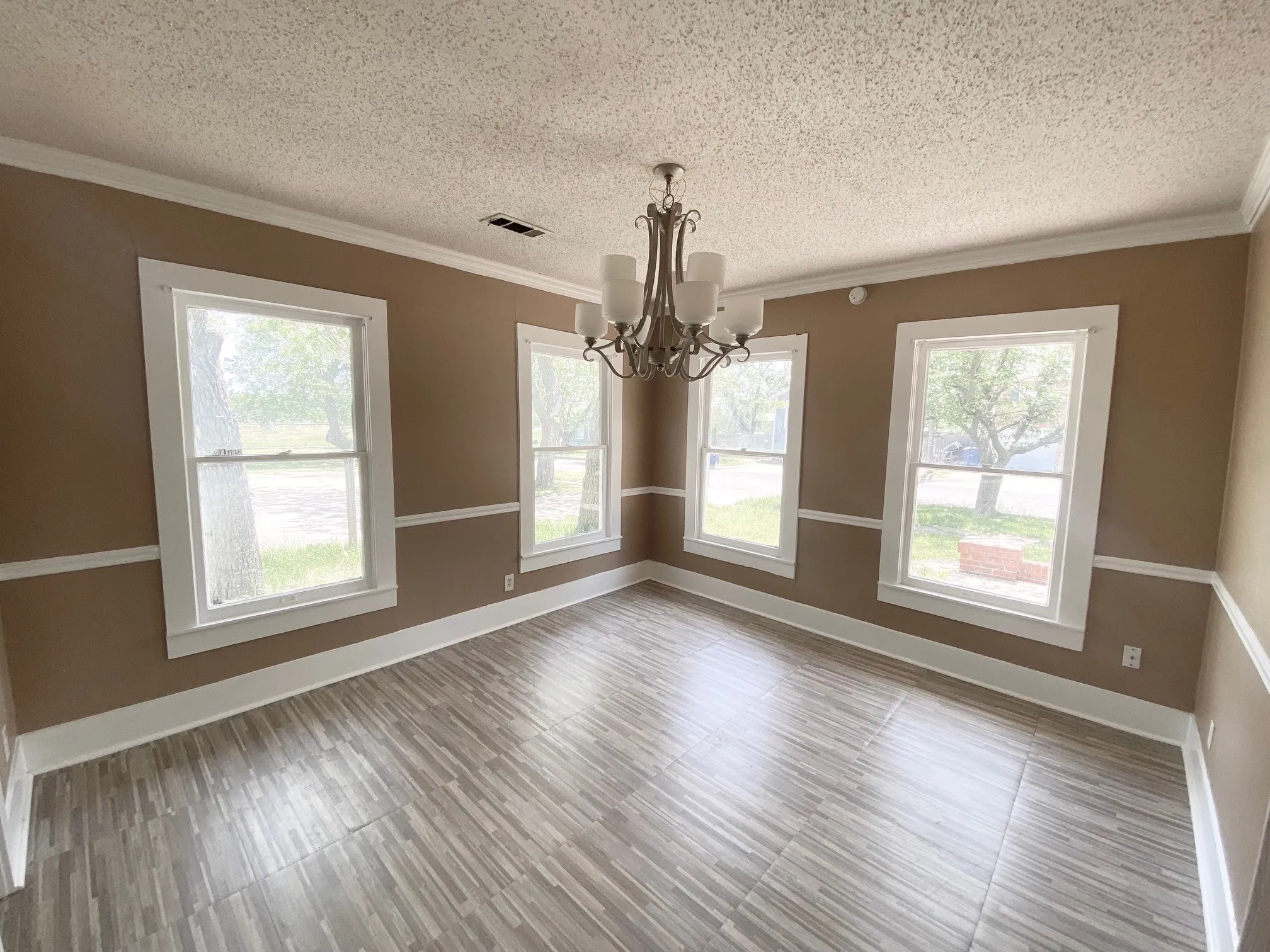 Single Family Residence For Sale in Ellis County , 106 W Decatur Street, Ennis, Texas 75119, 4 Bedroom, 2 Bathroom, Garage spaces, 1,870 Sqft, built in 1925, Preowned, mls#21247647, Real Estate Agent in Ennis, Homes For Sale in Ellis county, Homes For Sale in Ennis, Realtor in Ennis Texas, Real Estate Brokerage Independent Realty Texas, Luminita Cordes Realtor