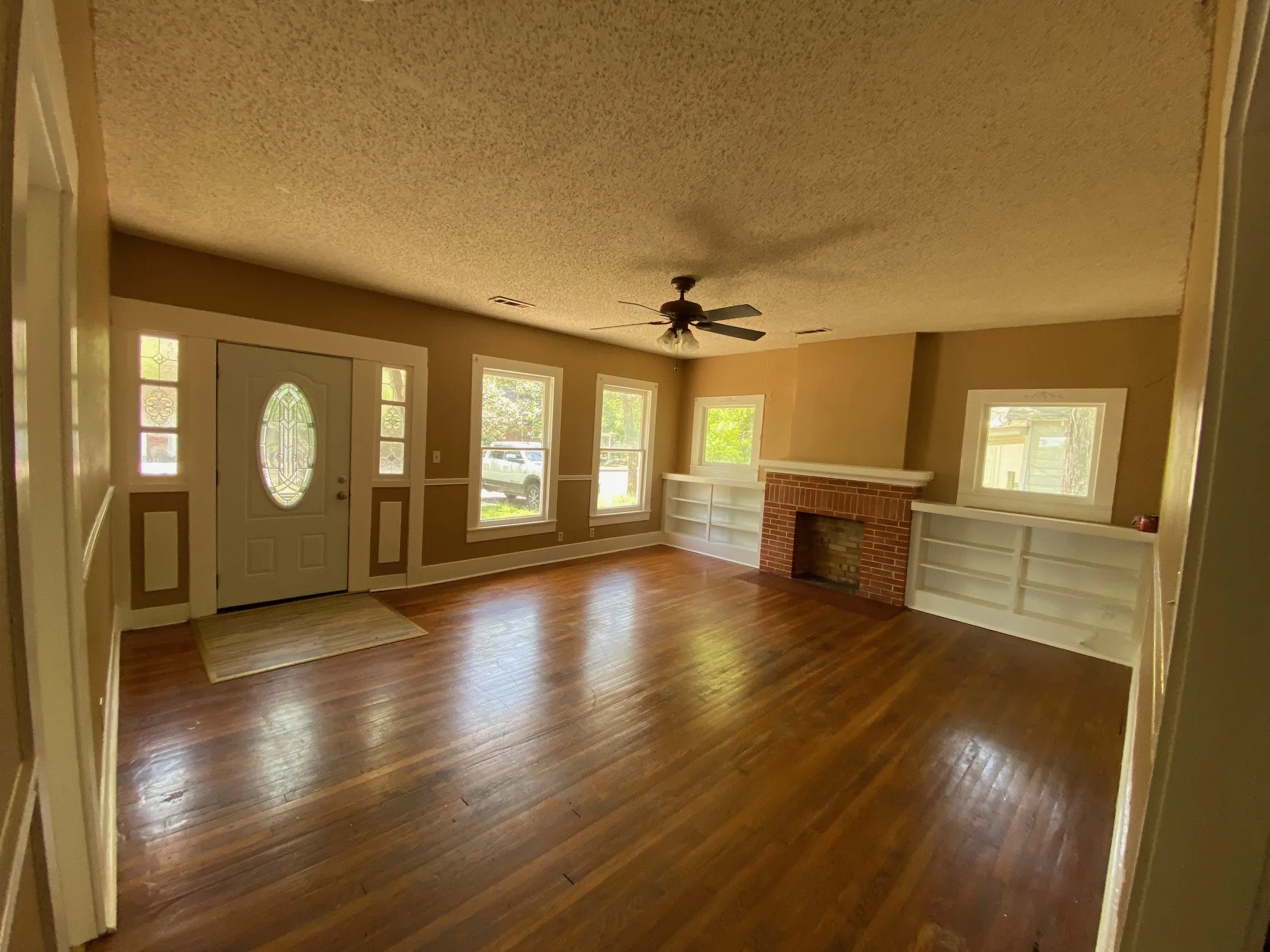 Single Family Residence For Sale in Ellis County , 106 W Decatur Street, Ennis, Texas 75119, 4 Bedroom, 2 Bathroom, Garage spaces, 1,870 Sqft, built in 1925, Preowned, mls#21247647, Real Estate Agent in Ennis, Homes For Sale in Ellis county, Homes For Sale in Ennis, Realtor in Ennis Texas, Real Estate Brokerage Independent Realty Texas, Luminita Cordes Realtor