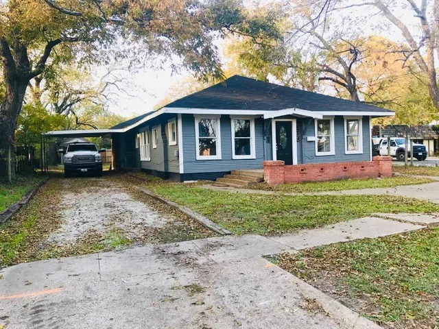 Single Family Residence For Sale in Ellis County , 106 W Decatur Street, Ennis, Texas 75119, 4 Bedroom, 2 Bathroom, Garage spaces, 1,870 Sqft, built in 1925, Preowned, mls#21247647, Real Estate Agent in Ennis, Homes For Sale in Ellis county, Homes For Sale in Ennis, Realtor in Ennis Texas, Real Estate Brokerage Independent Realty Texas, Luminita Cordes Realtor