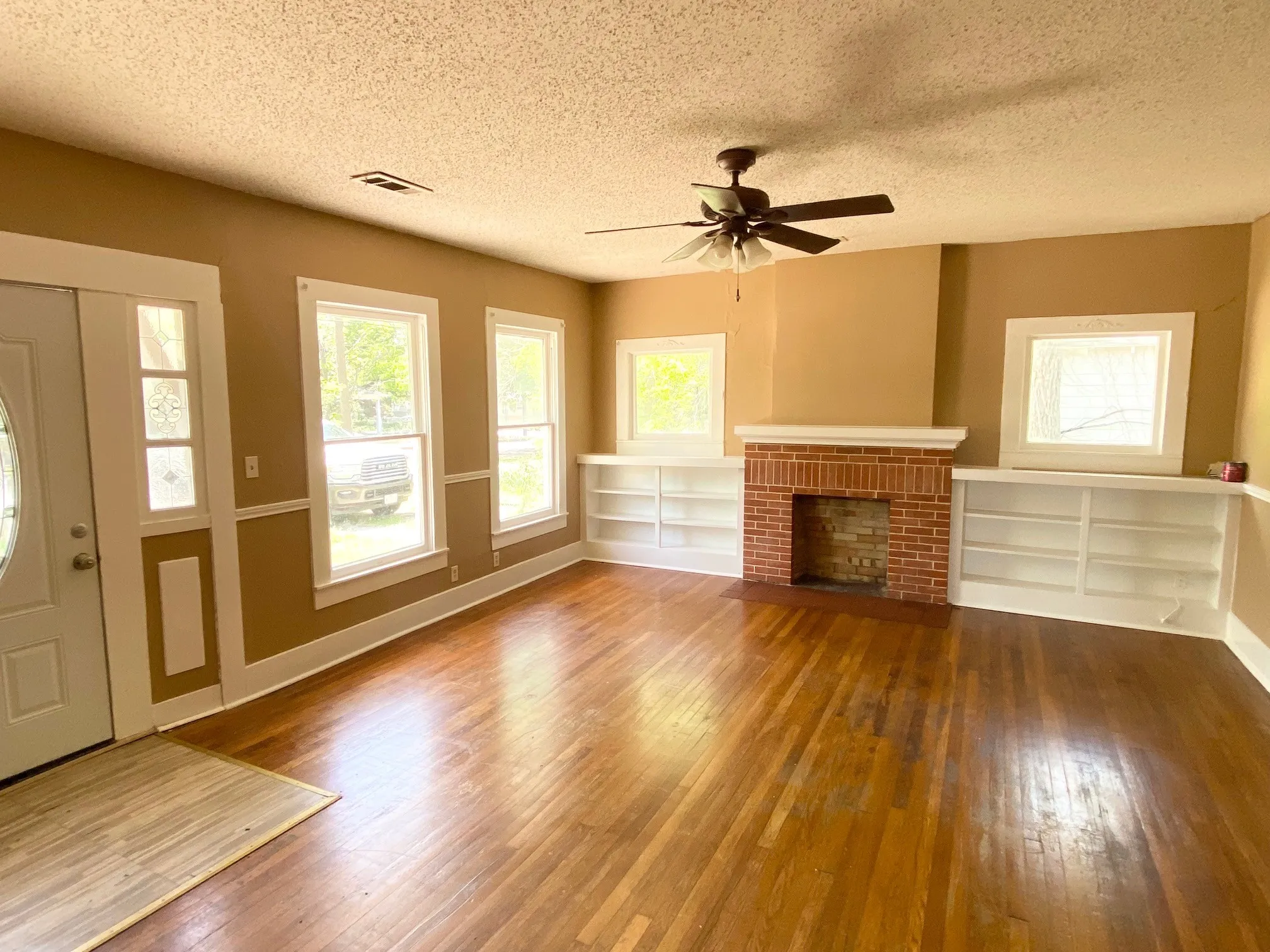 Single Family Residence For Sale in Ellis County , 106 W Decatur Street, Ennis, Texas 75119, 4 Bedroom, 2 Bathroom, Garage spaces, 1,870 Sqft, built in 1925, Preowned, mls#21247647, Real Estate Agent in Ennis, Homes For Sale in Ellis county, Homes For Sale in Ennis, Realtor in Ennis Texas, Real Estate Brokerage Independent Realty Texas, Luminita Cordes Realtor