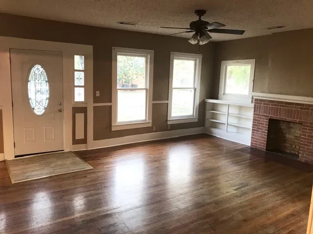 Single Family Residence For Sale in Ellis County , 106 W Decatur Street, Ennis, Texas 75119, 4 Bedroom, 2 Bathroom, Garage spaces, 1,870 Sqft, built in 1925, Preowned, mls#21247647, Real Estate Agent in Ennis, Homes For Sale in Ellis county, Homes For Sale in Ennis, Realtor in Ennis Texas, Real Estate Brokerage Independent Realty Texas, Luminita Cordes Realtor