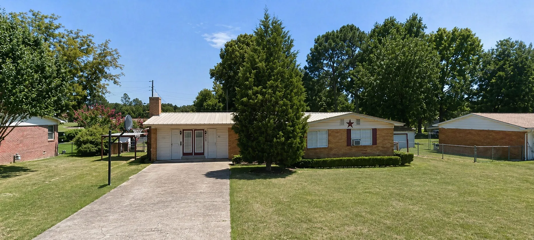 Single Family Residence For Sale in Henderson County , 613 Laurel Road, Athens, Texas 75751, 3 Bedroom, 2 Bathroom, Garage spaces, 1,816 Sqft, built in 1959, mls#21247652, Real Estate Agent in Athens, Homes For Sale in Henderson county, Homes For Sale in Athens, Realtor in Athens Texas, Real Estate Brokerage Independent Realty Texas, Luminita Cordes Realtor