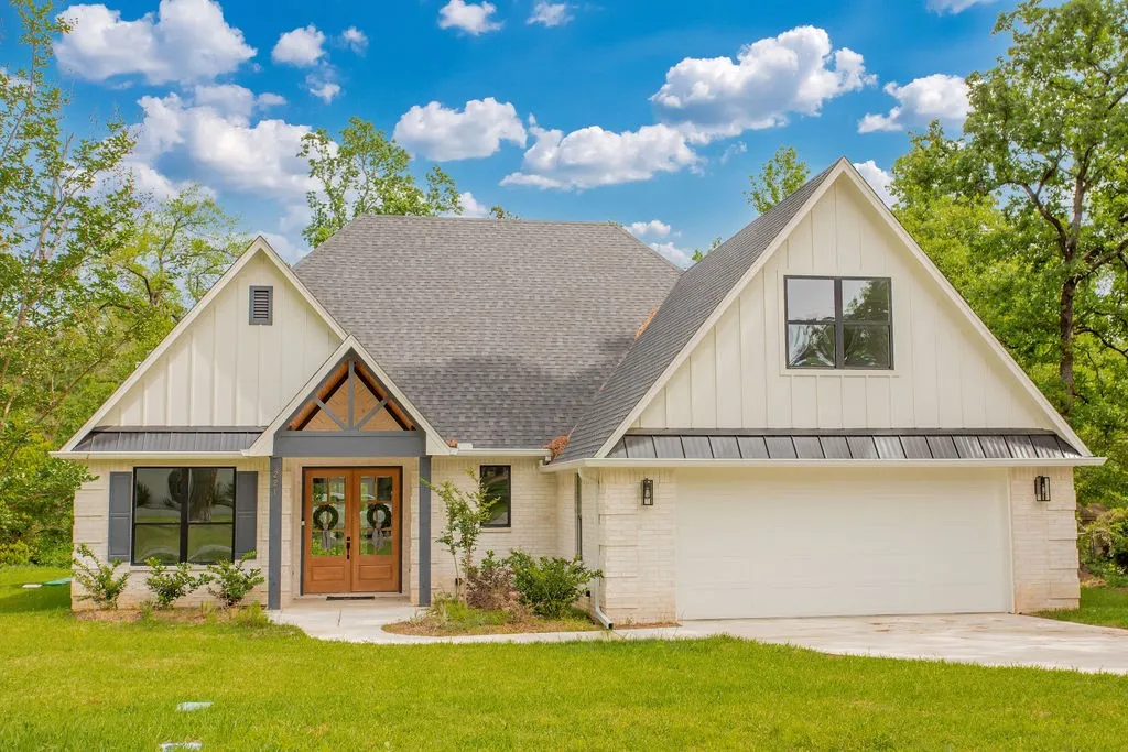 Single Family Residence For Sale in Smith County , 221 Brookside Drive, Hideaway, Texas 75771, 4 Bedroom, 3 Bathroom, 2 Garage spaces, 2,928 Sqft, built in 2024, New Construction - Complete, mls#21247661, Real Estate Agent in Hideaway, Homes For Sale in Smith county, Homes For Sale in Hideaway, Realtor in Hideaway Texas, Real Estate Brokerage Independent Realty Texas, Luminita Cordes Realtor