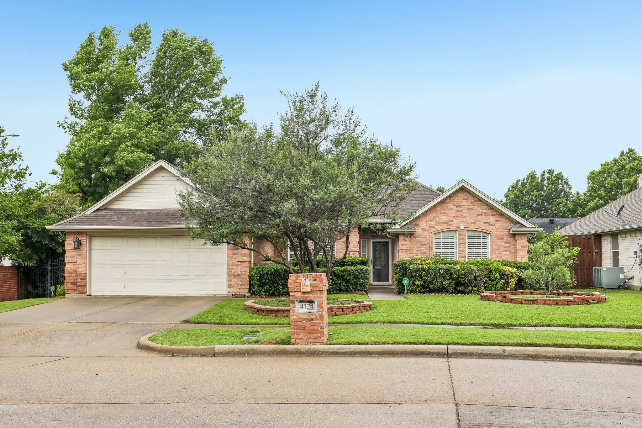 Single Family Residence For Sale in Tarrant County , 4124 Cory Lee Court, Arlington, Texas 76015, 4 Bedroom, 2 Bathroom, 2 Garage spaces, 1,884 Sqft, built in 1997, Preowned, mls#21244732, Real Estate Agent in Arlington, Homes For Sale in Tarrant county, Homes For Sale in Arlington, Realtor in Arlington Texas, Real Estate Brokerage Independent Realty Texas, Luminita Cordes Realtor