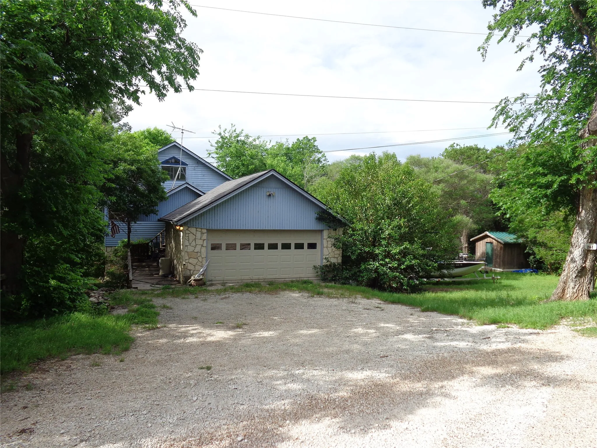Single Family Residence For Sale in Bosque County , 261 County Road 1766, Clifton, Texas 76634, 3 Bedroom, 3 Bathroom, 2 Garage spaces, 1,393 Sqft, built in 1988, mls#21246315, Real Estate Agent in Clifton, Homes For Sale in Bosque county, Homes For Sale in Clifton, Realtor in Clifton Texas, Real Estate Brokerage Independent Realty Texas, Luminita Cordes Realtor
