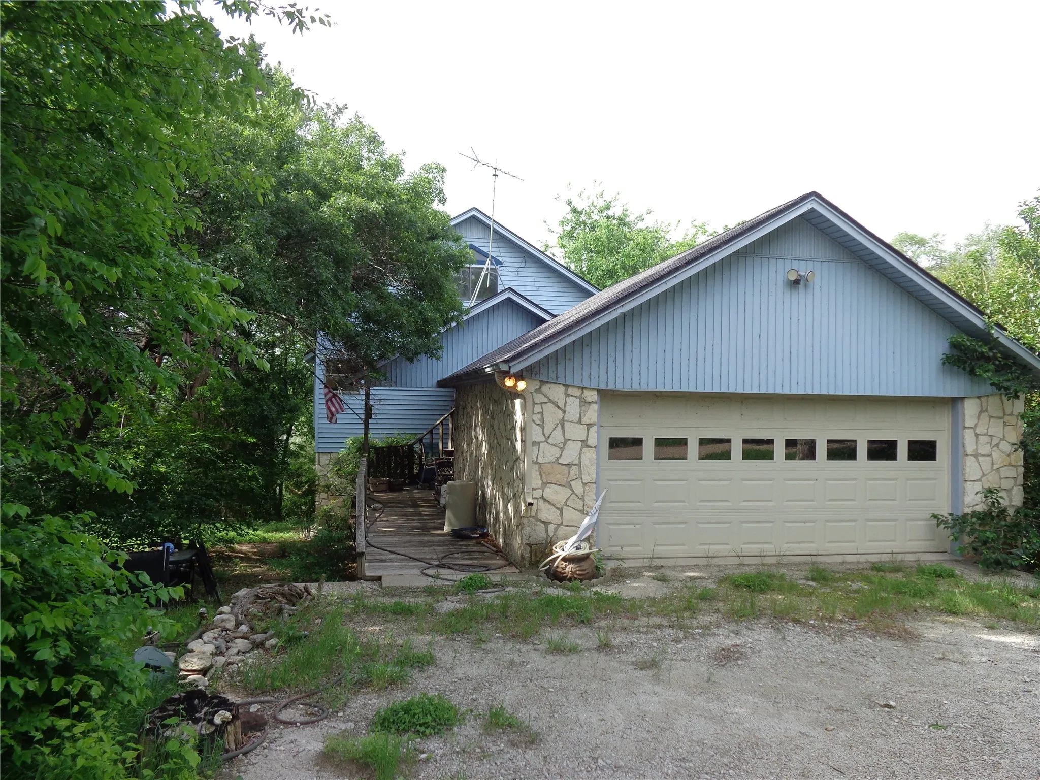 Single Family Residence For Sale in Bosque County , 261 County Road 1766, Clifton, Texas 76634, 3 Bedroom, 3 Bathroom, 2 Garage spaces, 1,393 Sqft, built in 1988, mls#21246315, Real Estate Agent in Clifton, Homes For Sale in Bosque county, Homes For Sale in Clifton, Realtor in Clifton Texas, Real Estate Brokerage Independent Realty Texas, Luminita Cordes Realtor