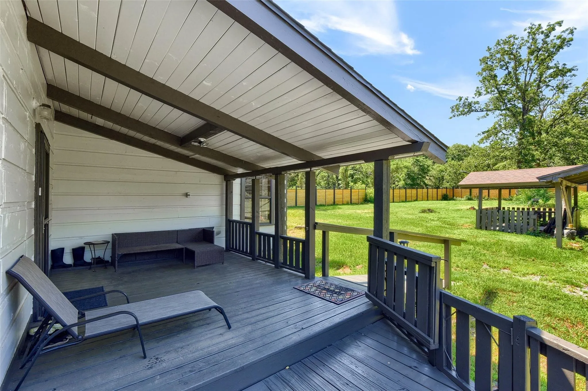 Single Family Residence For Sale in Grayson County , 3628 Ansley Boulevard, Denison, Texas 75020, 3 Bedroom, 3 Bathroom, Garage spaces, 2,136 Sqft, built in 1993, Preowned, Price $649,000, mls#21242276, Real Estate Agent in Denison, Homes For Sale in Grayson county, Homes For Sale in Denison, Realtor in Denison Texas, Real Estate Brokerage Independent Realty Texas, Luminita Cordes Realtor