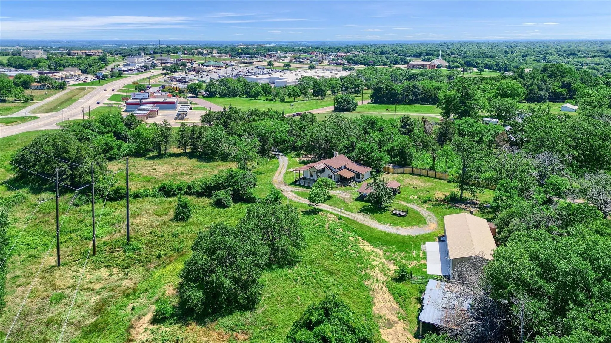 Single Family Residence For Sale in Grayson County , 3628 Ansley Boulevard, Denison, Texas 75020, 3 Bedroom, 3 Bathroom, Garage spaces, 2,136 Sqft, built in 1993, Preowned, Price $649,000, mls#21242276, Real Estate Agent in Denison, Homes For Sale in Grayson county, Homes For Sale in Denison, Realtor in Denison Texas, Real Estate Brokerage Independent Realty Texas, Luminita Cordes Realtor