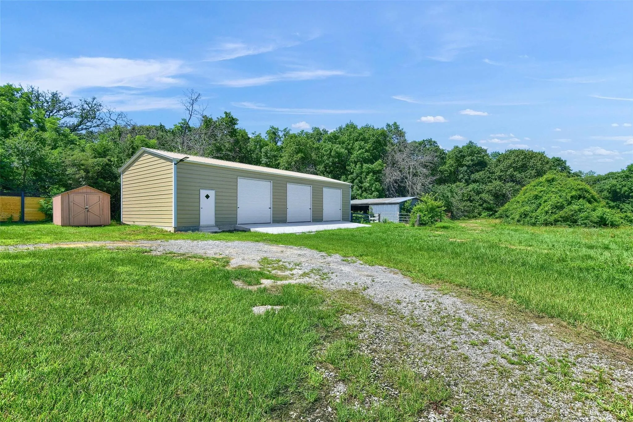 Single Family Residence For Sale in Grayson County , 3628 Ansley Boulevard, Denison, Texas 75020, 3 Bedroom, 3 Bathroom, Garage spaces, 2,136 Sqft, built in 1993, Preowned, Price $649,000, mls#21242276, Real Estate Agent in Denison, Homes For Sale in Grayson county, Homes For Sale in Denison, Realtor in Denison Texas, Real Estate Brokerage Independent Realty Texas, Luminita Cordes Realtor