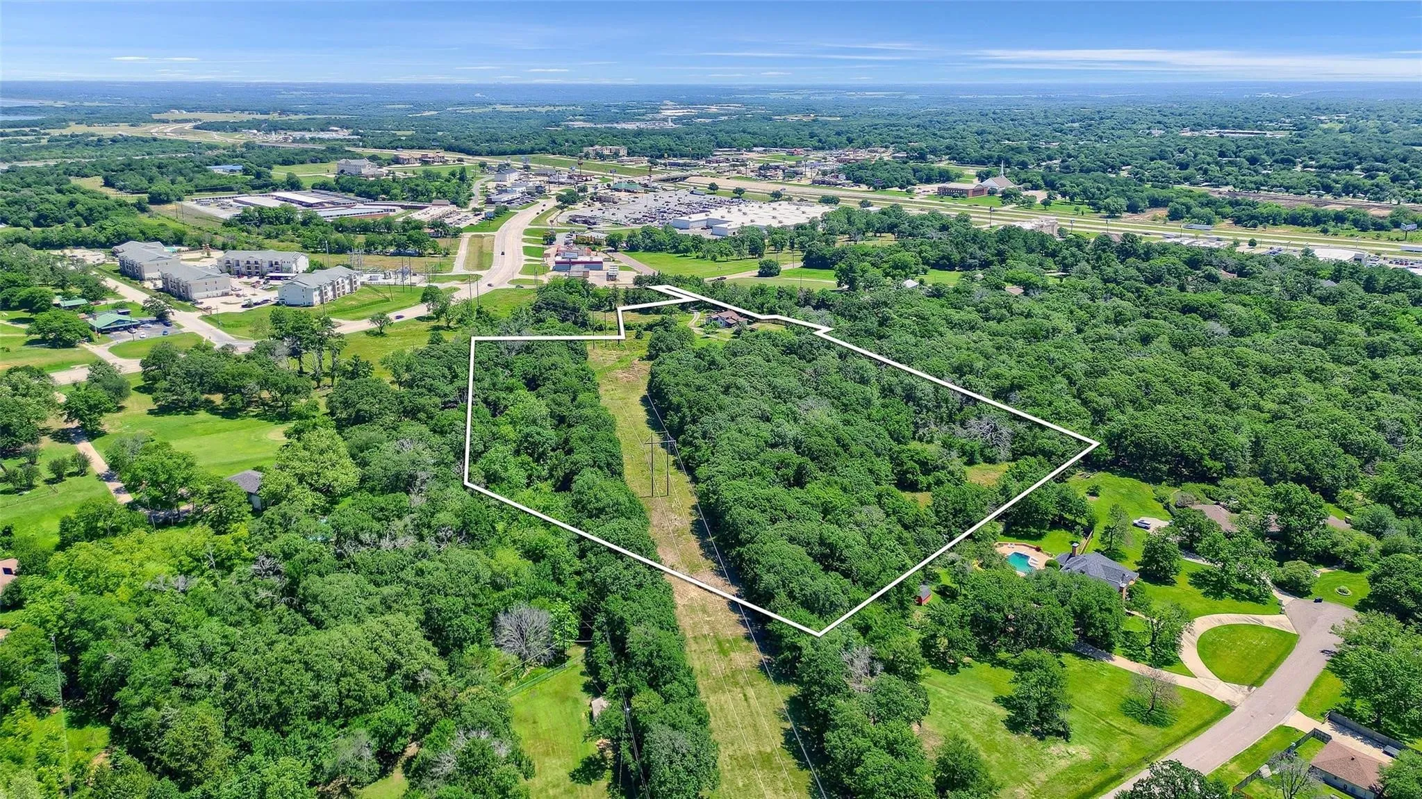 Single Family Residence For Sale in Grayson County , 3628 Ansley Boulevard, Denison, Texas 75020, 3 Bedroom, 3 Bathroom, Garage spaces, 2,136 Sqft, built in 1993, Preowned, Price $649,000, mls#21242276, Real Estate Agent in Denison, Homes For Sale in Grayson county, Homes For Sale in Denison, Realtor in Denison Texas, Real Estate Brokerage Independent Realty Texas, Luminita Cordes Realtor