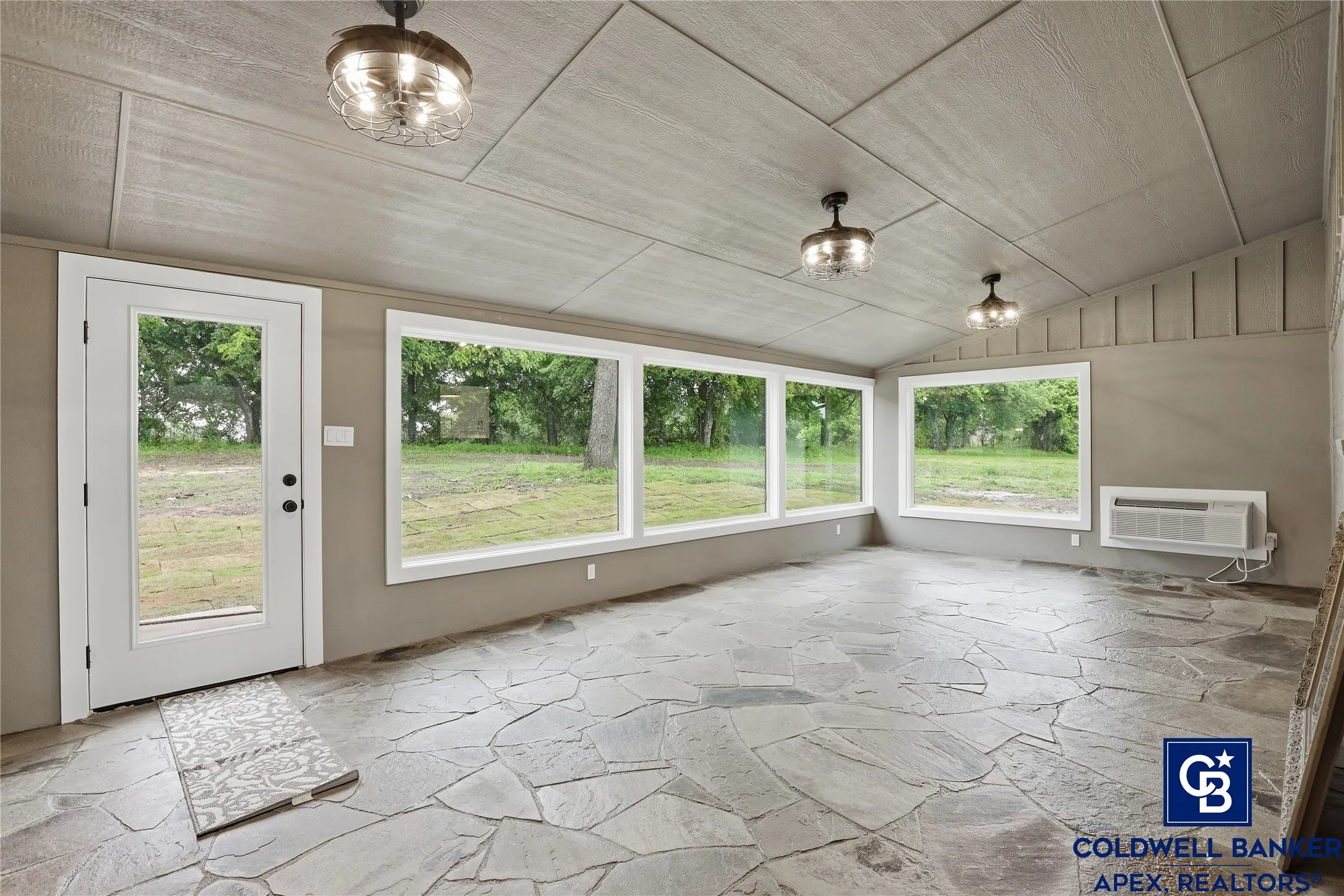 Farm For Sale in Hill County , 11458 State Highway 171, Covington, Texas 76636, 3 Bedroom, 2 Bathroom, 2 Garage spaces, 2,210 Sqft, built in 1975, Preowned, mls#21244826, Real Estate Agent in Covington, Homes For Sale in Hill county, Homes For Sale in Covington, Realtor in Covington Texas, Real Estate Brokerage Independent Realty Texas, Luminita Cordes Realtor