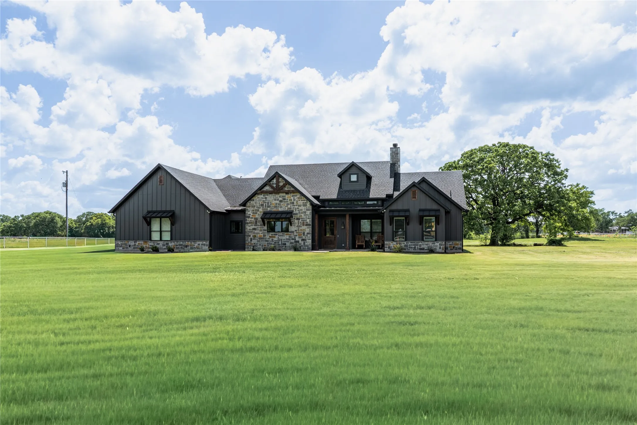 Single Family Residence For Sale in Van Zandt County , 2667 VZ County Road 3208, Wills Point, Texas 75169, 3 Bedroom, 2 Bathroom, 2 Garage spaces, 2,500 Sqft, built in 2022, Preowned, mls#21243875, Real Estate Agent in Wills Point, Homes For Sale in Van Zandt county, Homes For Sale in Wills Point, Realtor in Wills Point Texas, Real Estate Brokerage Independent Realty Texas, Luminita Cordes Realtor