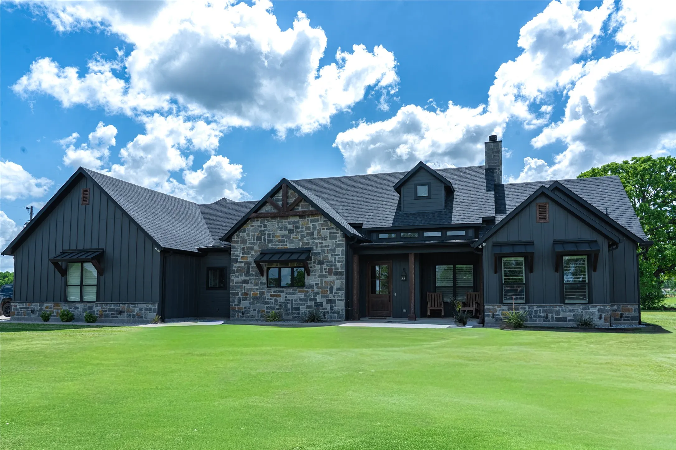 Single Family Residence For Sale in Van Zandt County , 2667 VZ County Road 3208, Wills Point, Texas 75169, 3 Bedroom, 2 Bathroom, 2 Garage spaces, 2,500 Sqft, built in 2022, Preowned, mls#21243875, Real Estate Agent in Wills Point, Homes For Sale in Van Zandt county, Homes For Sale in Wills Point, Realtor in Wills Point Texas, Real Estate Brokerage Independent Realty Texas, Luminita Cordes Realtor