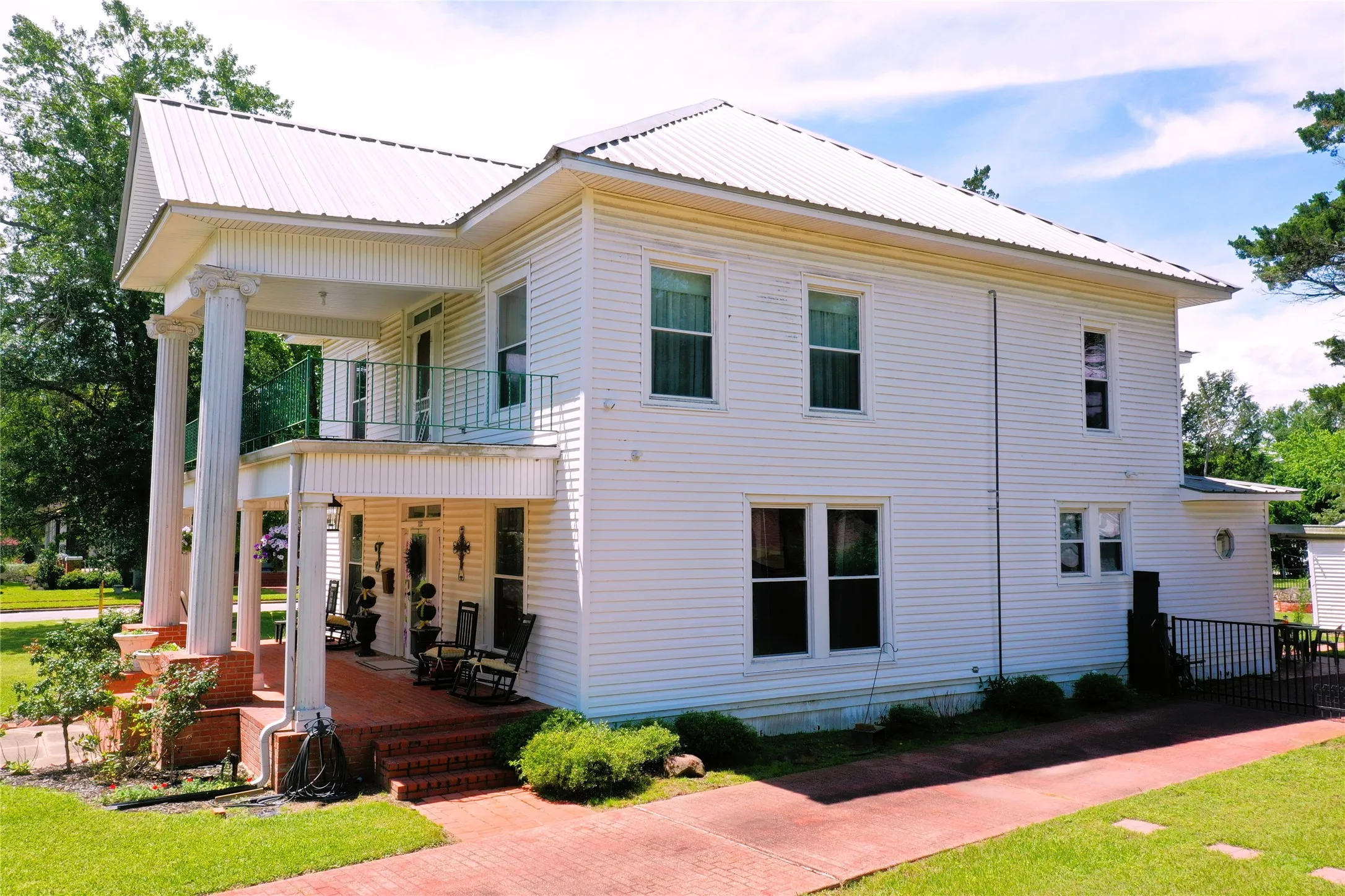 Single Family Residence For Sale in Freestone County , 702 S 9th Avenue, Teague, Texas 75860, 5 Bedroom, 2 Bathroom, 2 Garage spaces, 3,312 Sqft, built in 1912, Preowned, mls#21237396, Real Estate Agent in Teague, Homes For Sale in Freestone county, Homes For Sale in Teague, Realtor in Teague Texas, Real Estate Brokerage Independent Realty Texas, Luminita Cordes Realtor
