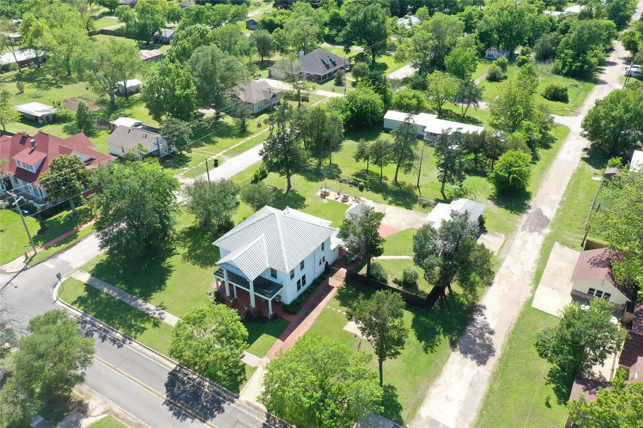 Single Family Residence For Sale in Freestone County , 702 S 9th Avenue, Teague, Texas 75860, 5 Bedroom, 2 Bathroom, 2 Garage spaces, 3,312 Sqft, built in 1912, Preowned, mls#21237396, Real Estate Agent in Teague, Homes For Sale in Freestone county, Homes For Sale in Teague, Realtor in Teague Texas, Real Estate Brokerage Independent Realty Texas, Luminita Cordes Realtor