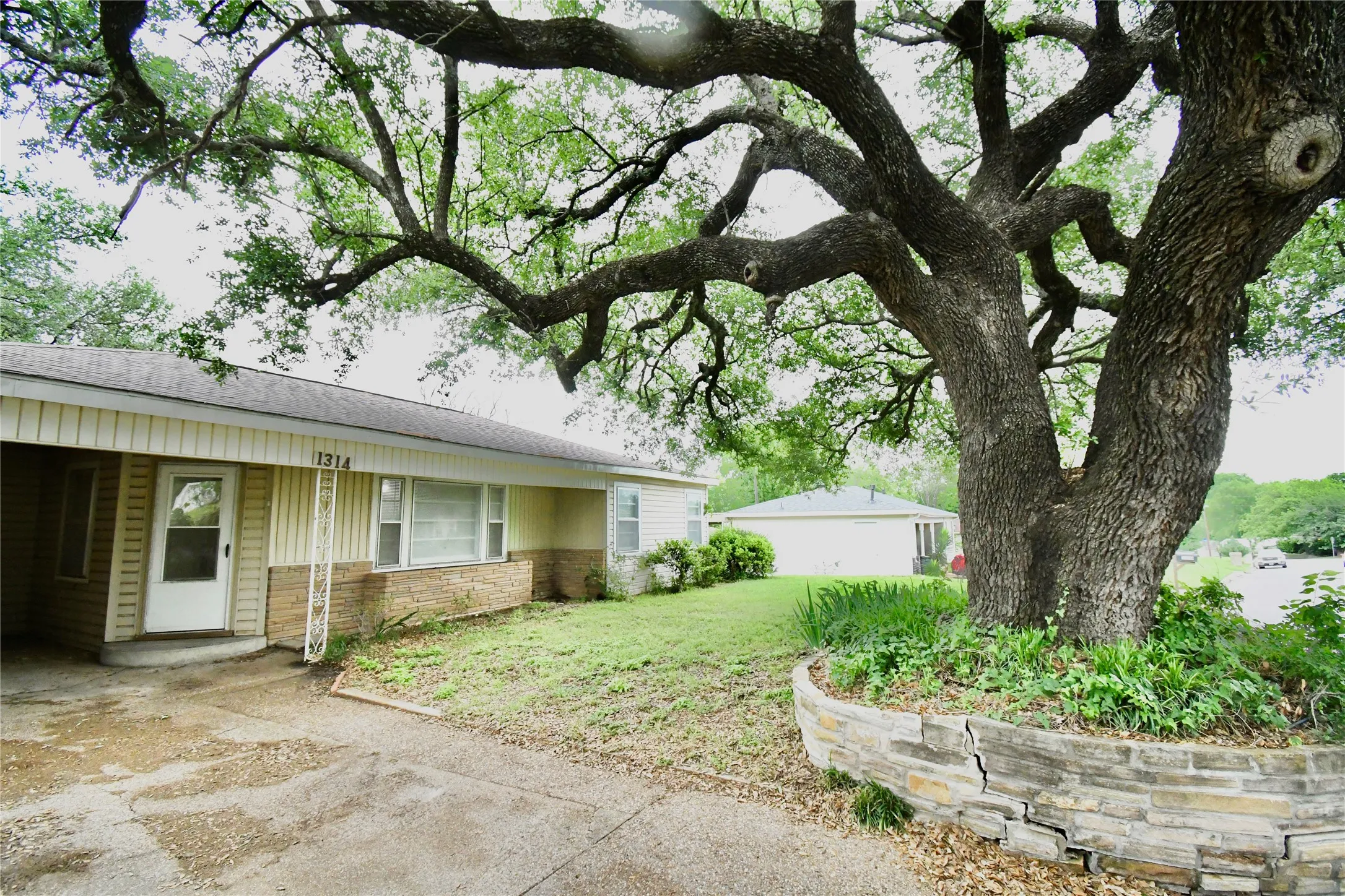 Single Family Residence For Sale in Parker County , 1314 W Water Street, Weatherford, Texas 76086, 2 Bedroom, 1 Bathroom, Garage spaces, 1,052 Sqft, built in 1958, mls#21247785, Real Estate Agent in Weatherford, Homes For Sale in Parker county, Homes For Sale in Weatherford, Realtor in Weatherford Texas, Real Estate Brokerage Independent Realty Texas, Luminita Cordes Realtor
