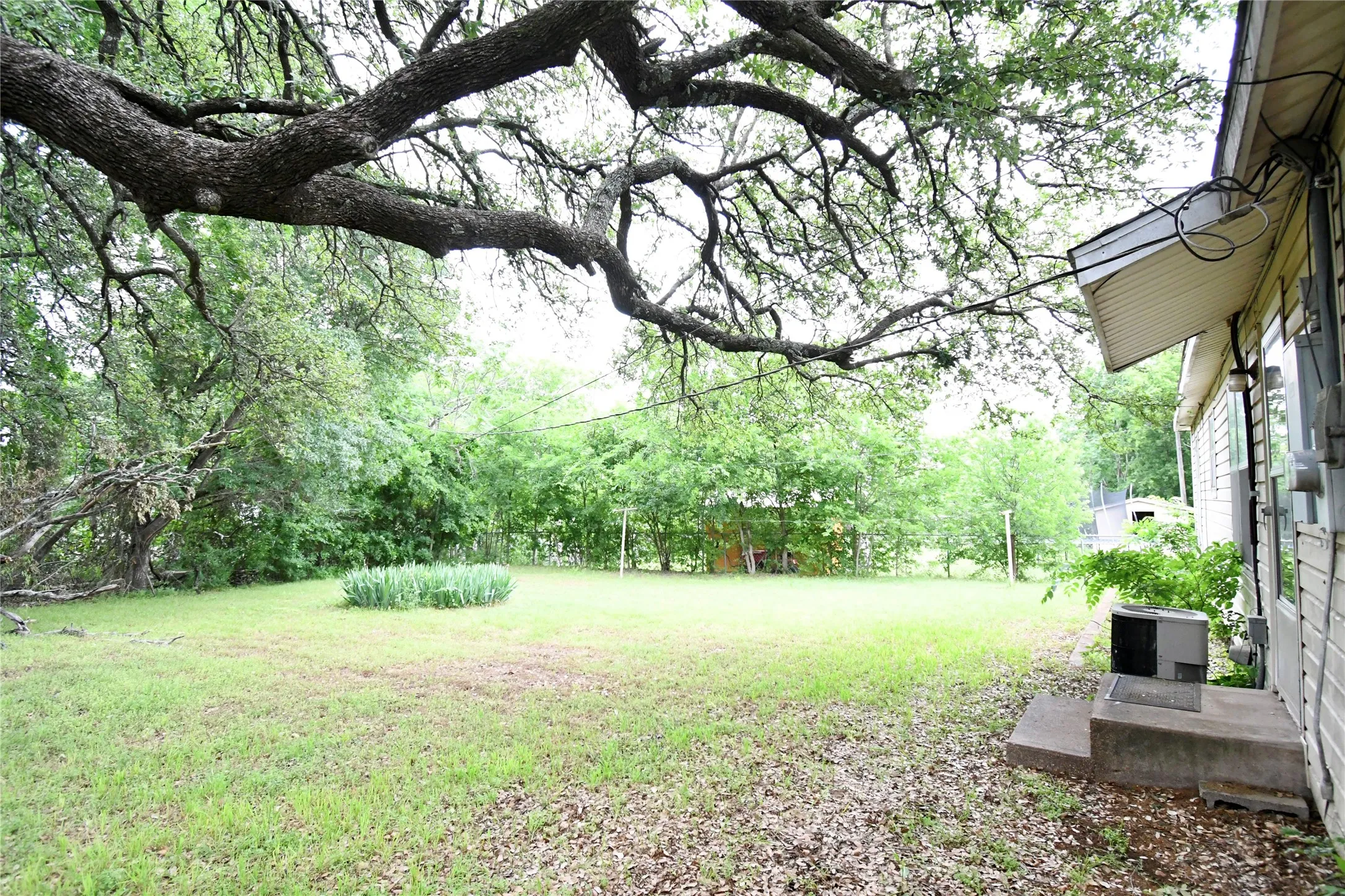 Single Family Residence For Sale in Parker County , 1314 W Water Street, Weatherford, Texas 76086, 2 Bedroom, 1 Bathroom, Garage spaces, 1,052 Sqft, built in 1958, mls#21247785, Real Estate Agent in Weatherford, Homes For Sale in Parker county, Homes For Sale in Weatherford, Realtor in Weatherford Texas, Real Estate Brokerage Independent Realty Texas, Luminita Cordes Realtor