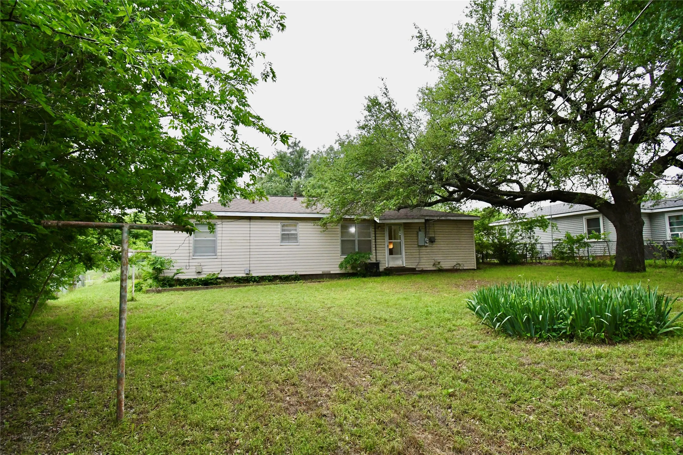 Single Family Residence For Sale in Parker County , 1314 W Water Street, Weatherford, Texas 76086, 2 Bedroom, 1 Bathroom, Garage spaces, 1,052 Sqft, built in 1958, mls#21247785, Real Estate Agent in Weatherford, Homes For Sale in Parker county, Homes For Sale in Weatherford, Realtor in Weatherford Texas, Real Estate Brokerage Independent Realty Texas, Luminita Cordes Realtor