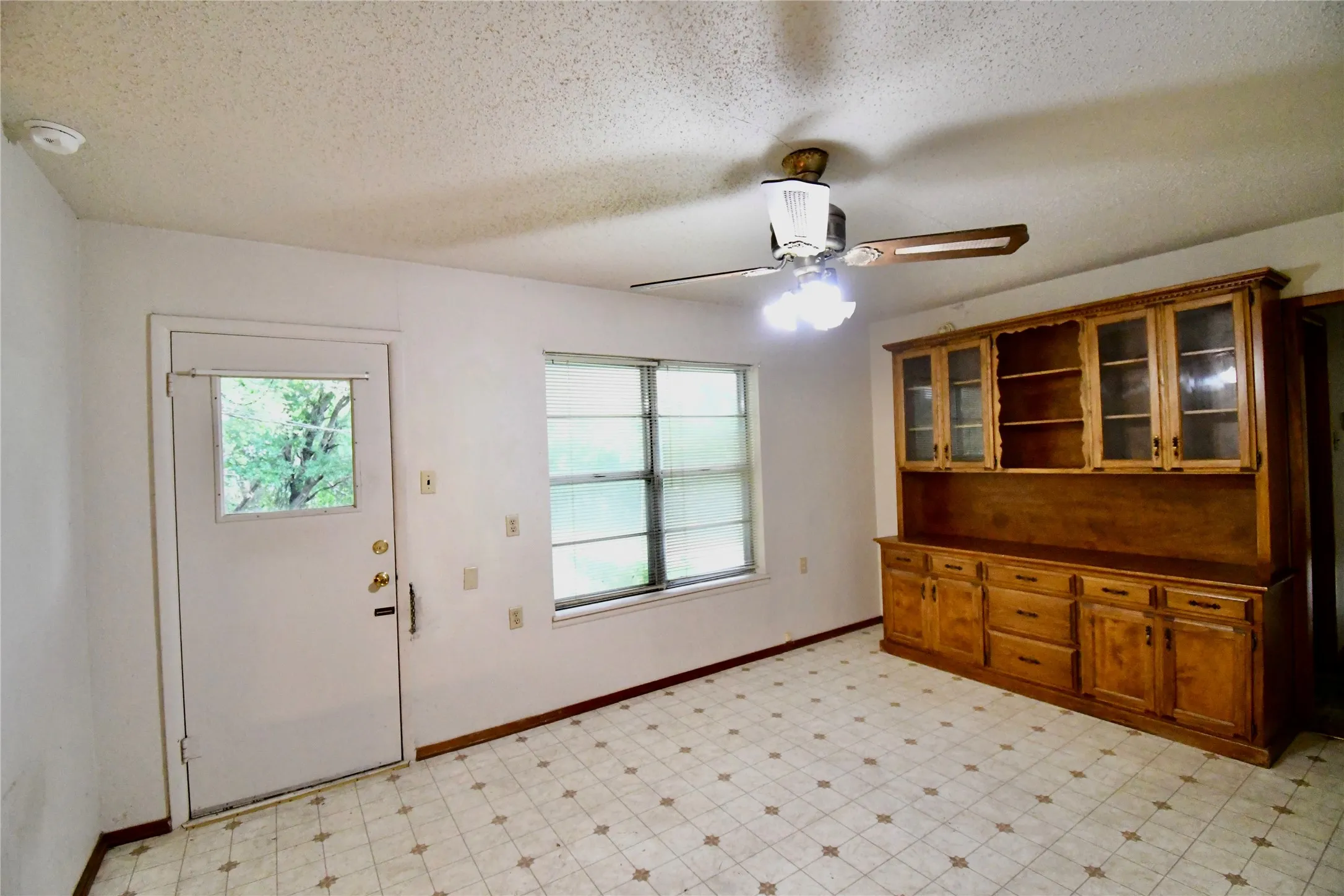 Single Family Residence For Sale in Parker County , 1314 W Water Street, Weatherford, Texas 76086, 2 Bedroom, 1 Bathroom, Garage spaces, 1,052 Sqft, built in 1958, mls#21247785, Real Estate Agent in Weatherford, Homes For Sale in Parker county, Homes For Sale in Weatherford, Realtor in Weatherford Texas, Real Estate Brokerage Independent Realty Texas, Luminita Cordes Realtor