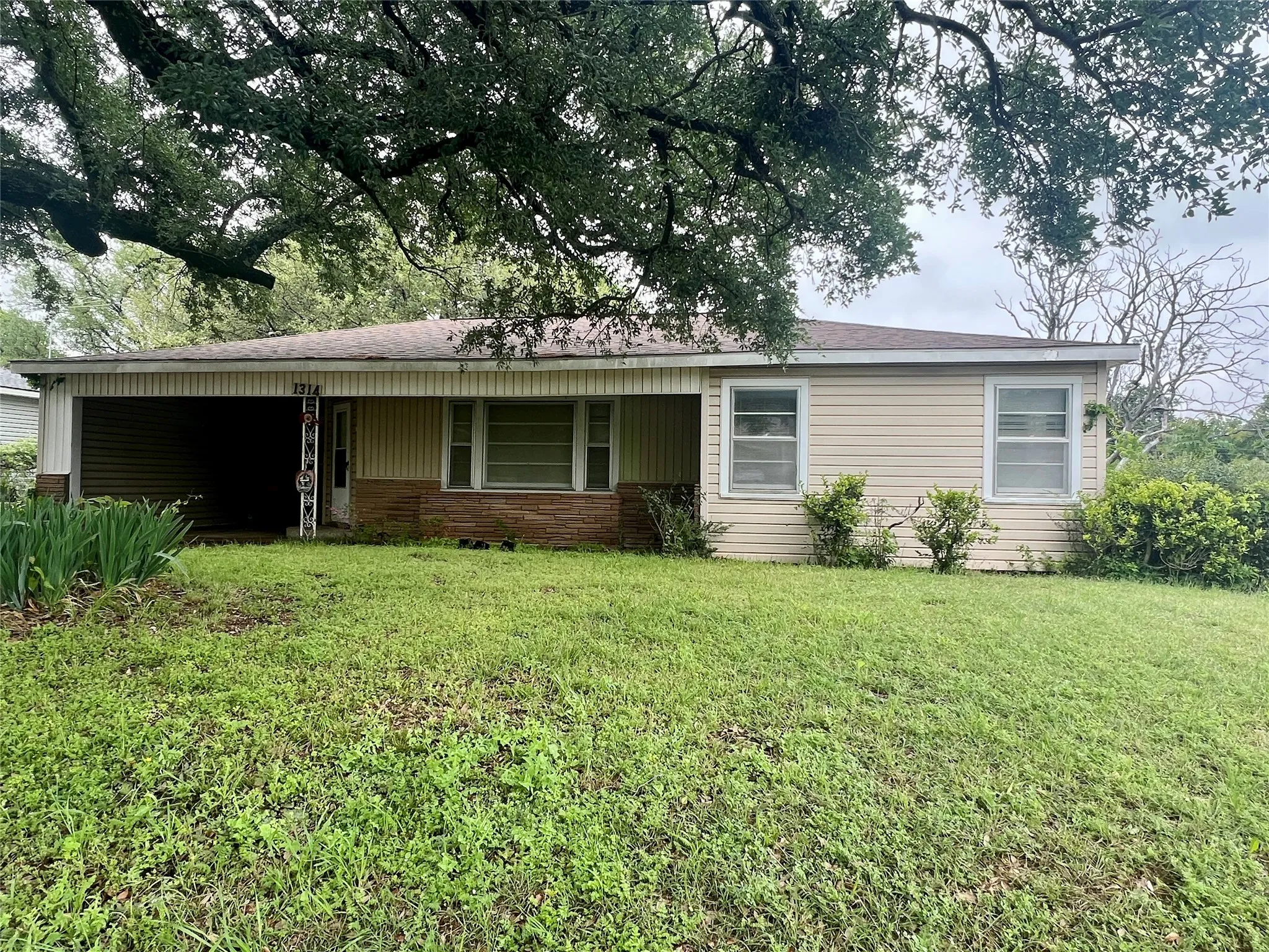 Single Family Residence For Sale in Parker County , 1314 W Water Street, Weatherford, Texas 76086, 2 Bedroom, 1 Bathroom, Garage spaces, 1,052 Sqft, built in 1958, mls#21247785, Real Estate Agent in Weatherford, Homes For Sale in Parker county, Homes For Sale in Weatherford, Realtor in Weatherford Texas, Real Estate Brokerage Independent Realty Texas, Luminita Cordes Realtor