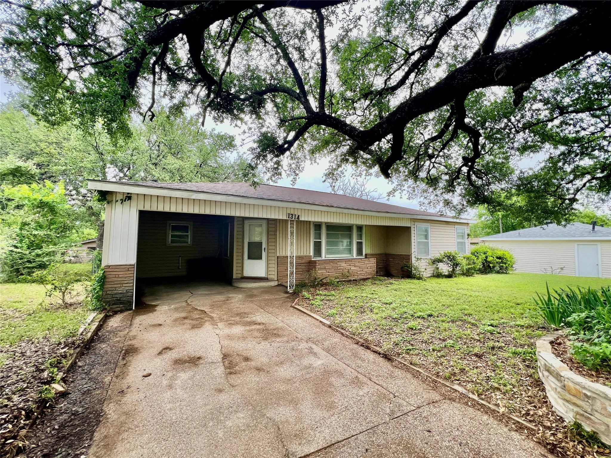 Single Family Residence For Sale in Parker County , 1314 W Water Street, Weatherford, Texas 76086, 2 Bedroom, 1 Bathroom, Garage spaces, 1,052 Sqft, built in 1958, mls#21247785, Real Estate Agent in Weatherford, Homes For Sale in Parker county, Homes For Sale in Weatherford, Realtor in Weatherford Texas, Real Estate Brokerage Independent Realty Texas, Luminita Cordes Realtor