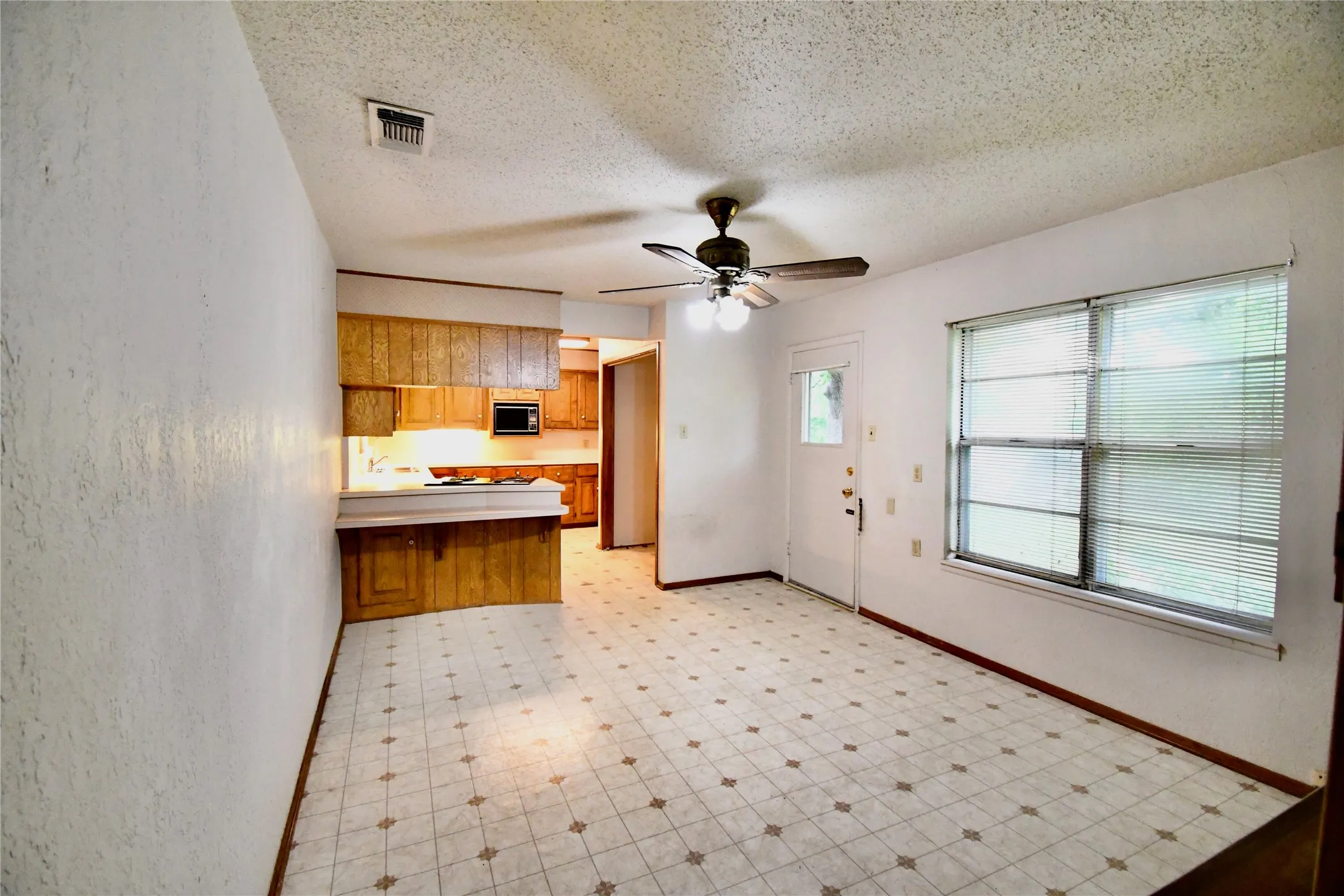 Single Family Residence For Sale in Parker County , 1314 W Water Street, Weatherford, Texas 76086, 2 Bedroom, 1 Bathroom, Garage spaces, 1,052 Sqft, built in 1958, mls#21247785, Real Estate Agent in Weatherford, Homes For Sale in Parker county, Homes For Sale in Weatherford, Realtor in Weatherford Texas, Real Estate Brokerage Independent Realty Texas, Luminita Cordes Realtor