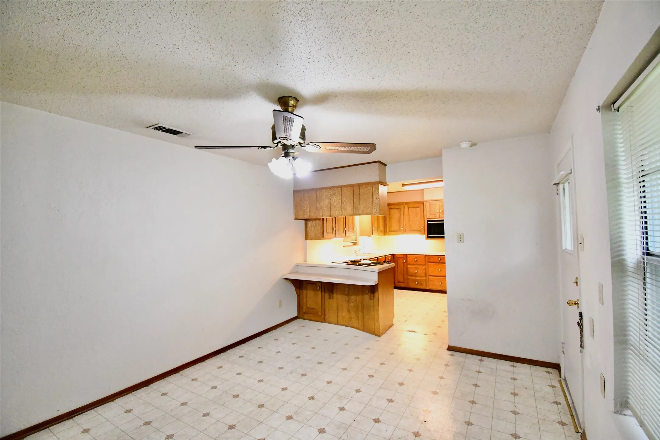 Single Family Residence For Sale in Parker County , 1314 W Water Street, Weatherford, Texas 76086, 2 Bedroom, 1 Bathroom, Garage spaces, 1,052 Sqft, built in 1958, mls#21247785, Real Estate Agent in Weatherford, Homes For Sale in Parker county, Homes For Sale in Weatherford, Realtor in Weatherford Texas, Real Estate Brokerage Independent Realty Texas, Luminita Cordes Realtor