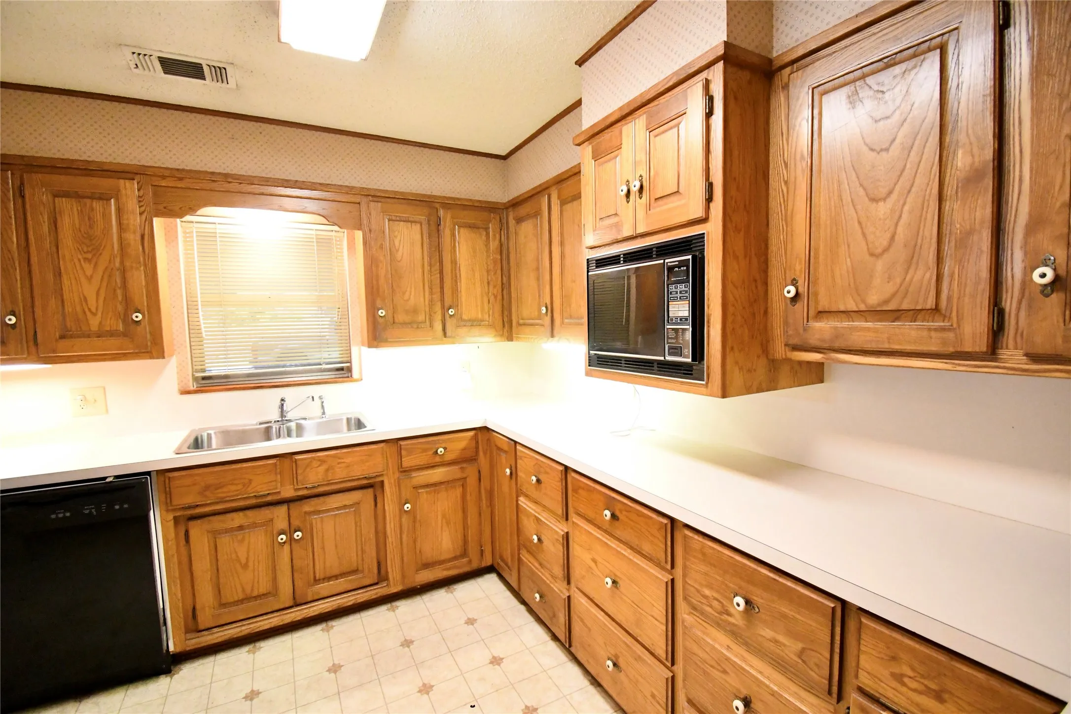 Single Family Residence For Sale in Parker County , 1314 W Water Street, Weatherford, Texas 76086, 2 Bedroom, 1 Bathroom, Garage spaces, 1,052 Sqft, built in 1958, mls#21247785, Real Estate Agent in Weatherford, Homes For Sale in Parker county, Homes For Sale in Weatherford, Realtor in Weatherford Texas, Real Estate Brokerage Independent Realty Texas, Luminita Cordes Realtor