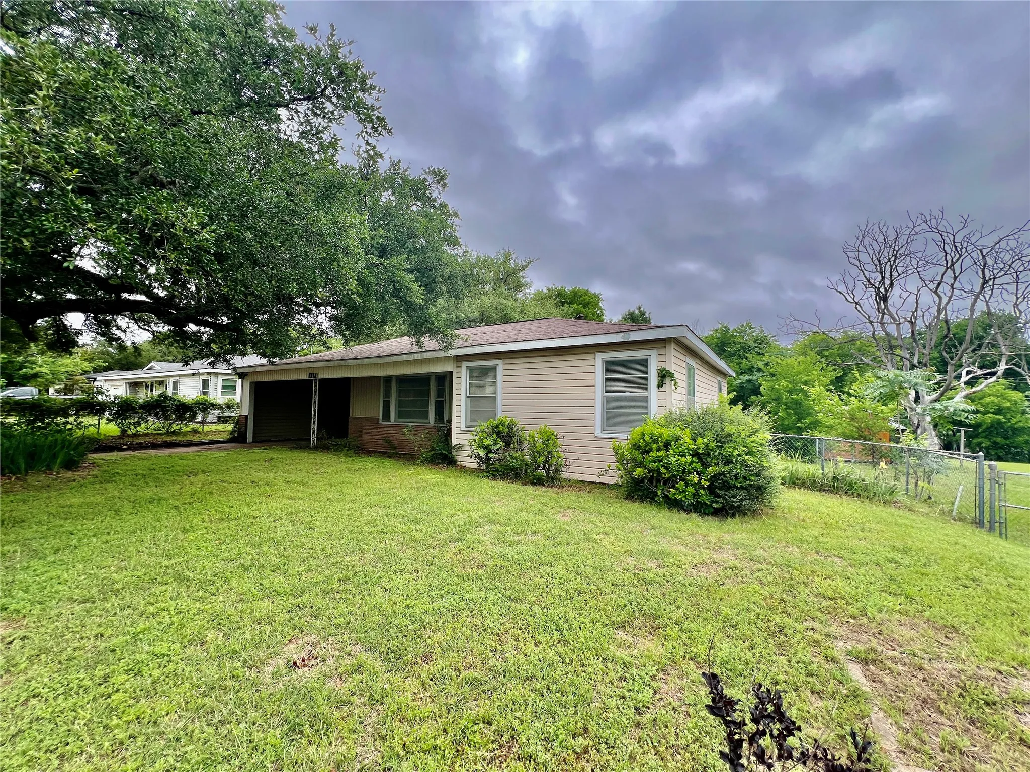 Single Family Residence For Sale in Parker County , 1314 W Water Street, Weatherford, Texas 76086, 2 Bedroom, 1 Bathroom, Garage spaces, 1,052 Sqft, built in 1958, mls#21247785, Real Estate Agent in Weatherford, Homes For Sale in Parker county, Homes For Sale in Weatherford, Realtor in Weatherford Texas, Real Estate Brokerage Independent Realty Texas, Luminita Cordes Realtor