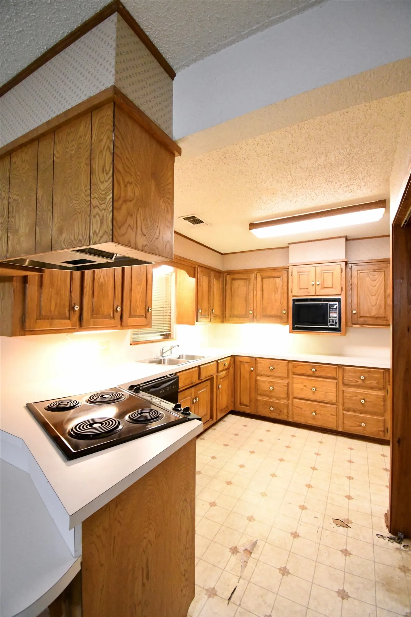 Single Family Residence For Sale in Parker County , 1314 W Water Street, Weatherford, Texas 76086, 2 Bedroom, 1 Bathroom, Garage spaces, 1,052 Sqft, built in 1958, mls#21247785, Real Estate Agent in Weatherford, Homes For Sale in Parker county, Homes For Sale in Weatherford, Realtor in Weatherford Texas, Real Estate Brokerage Independent Realty Texas, Luminita Cordes Realtor