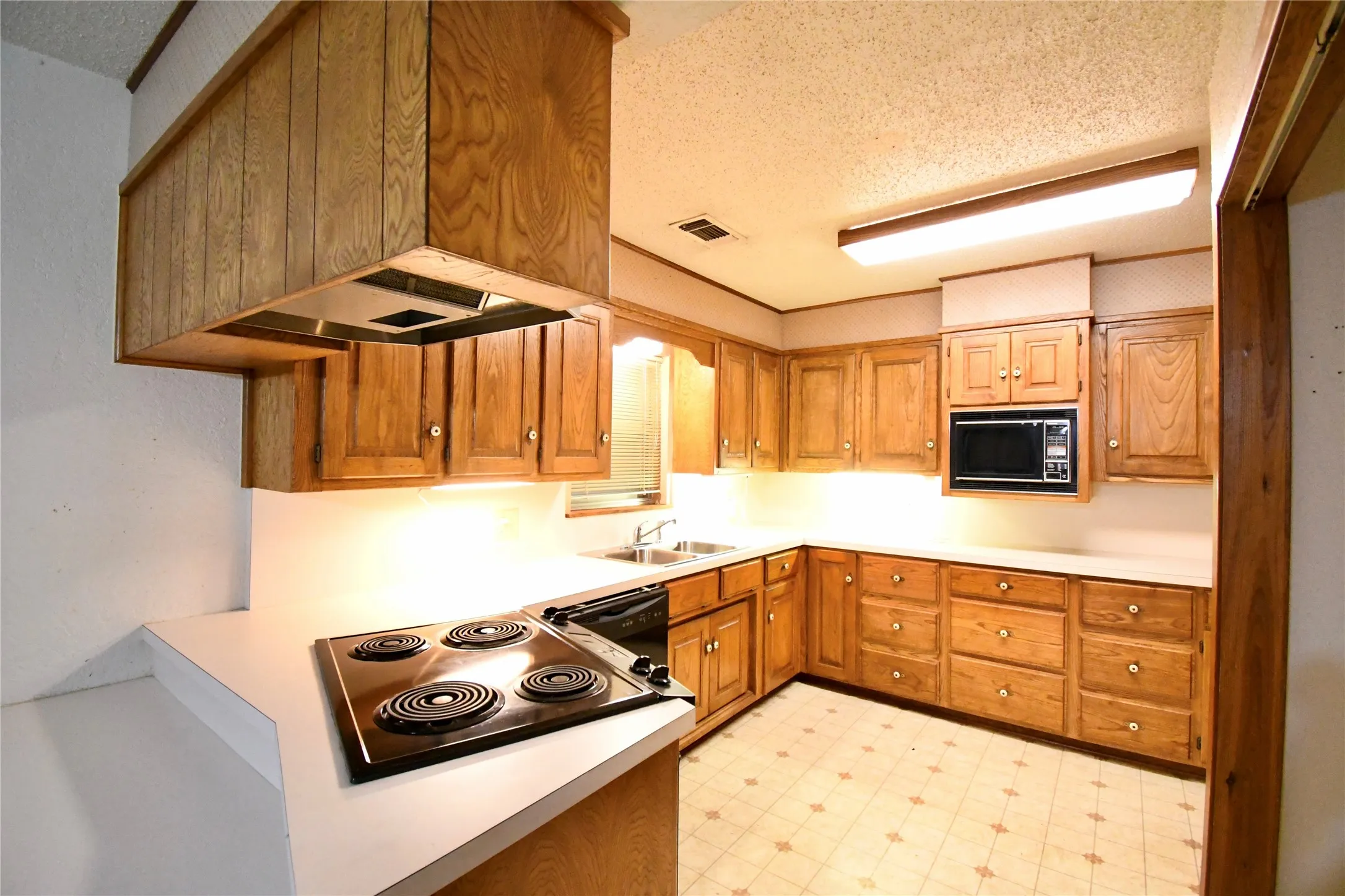 Single Family Residence For Sale in Parker County , 1314 W Water Street, Weatherford, Texas 76086, 2 Bedroom, 1 Bathroom, Garage spaces, 1,052 Sqft, built in 1958, mls#21247785, Real Estate Agent in Weatherford, Homes For Sale in Parker county, Homes For Sale in Weatherford, Realtor in Weatherford Texas, Real Estate Brokerage Independent Realty Texas, Luminita Cordes Realtor
