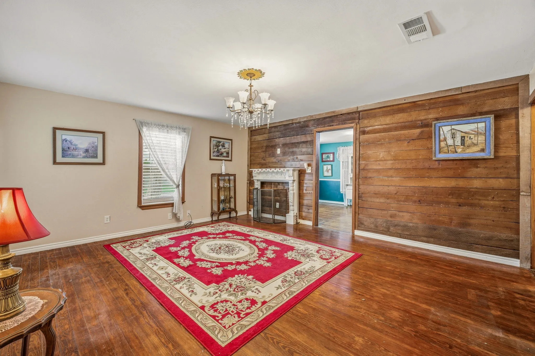 Single Family Residence For Sale in Hood County , 401 E Bridge Street, Granbury, Texas 76048, 2 Bedroom, 1 Bathroom, Garage spaces, 1,200 Sqft, built in 1877, Unknown, mls#21247796, Real Estate Agent in Granbury, Homes For Sale in Hood county, Homes For Sale in Granbury, Realtor in Granbury Texas, Real Estate Brokerage Independent Realty Texas, Luminita Cordes Realtor