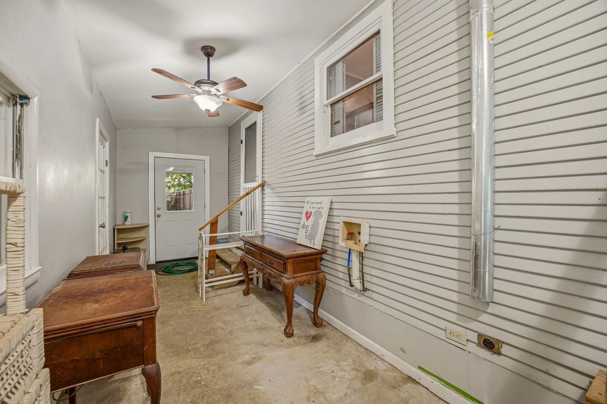 Single Family Residence For Sale in Hood County , 401 E Bridge Street, Granbury, Texas 76048, 2 Bedroom, 1 Bathroom, Garage spaces, 1,200 Sqft, built in 1877, Unknown, mls#21247796, Real Estate Agent in Granbury, Homes For Sale in Hood county, Homes For Sale in Granbury, Realtor in Granbury Texas, Real Estate Brokerage Independent Realty Texas, Luminita Cordes Realtor