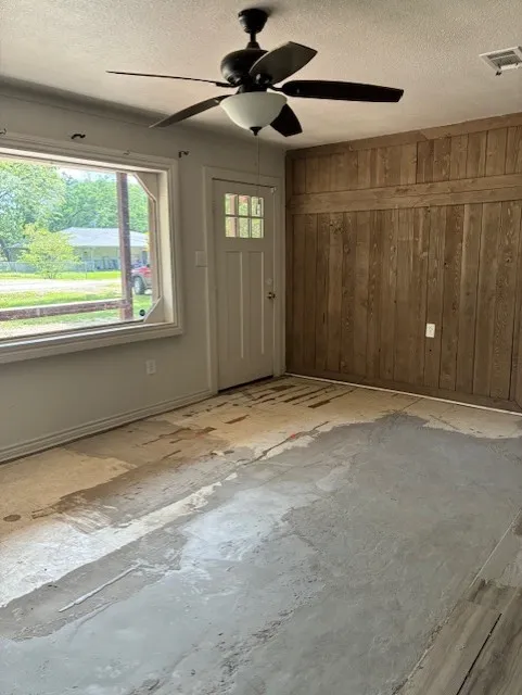 Single Family Residence For Sale in Henderson County , 120 Pierce Drive, Mabank, Texas 75156, 4 Bedroom, 3 Bathroom, Garage spaces, 1,697 Sqft, built in 1995, Preowned, mls#21236786, Real Estate Agent in Mabank, Homes For Sale in Henderson county, Homes For Sale in Mabank, Realtor in Mabank Texas, Real Estate Brokerage Independent Realty Texas, Luminita Cordes Realtor