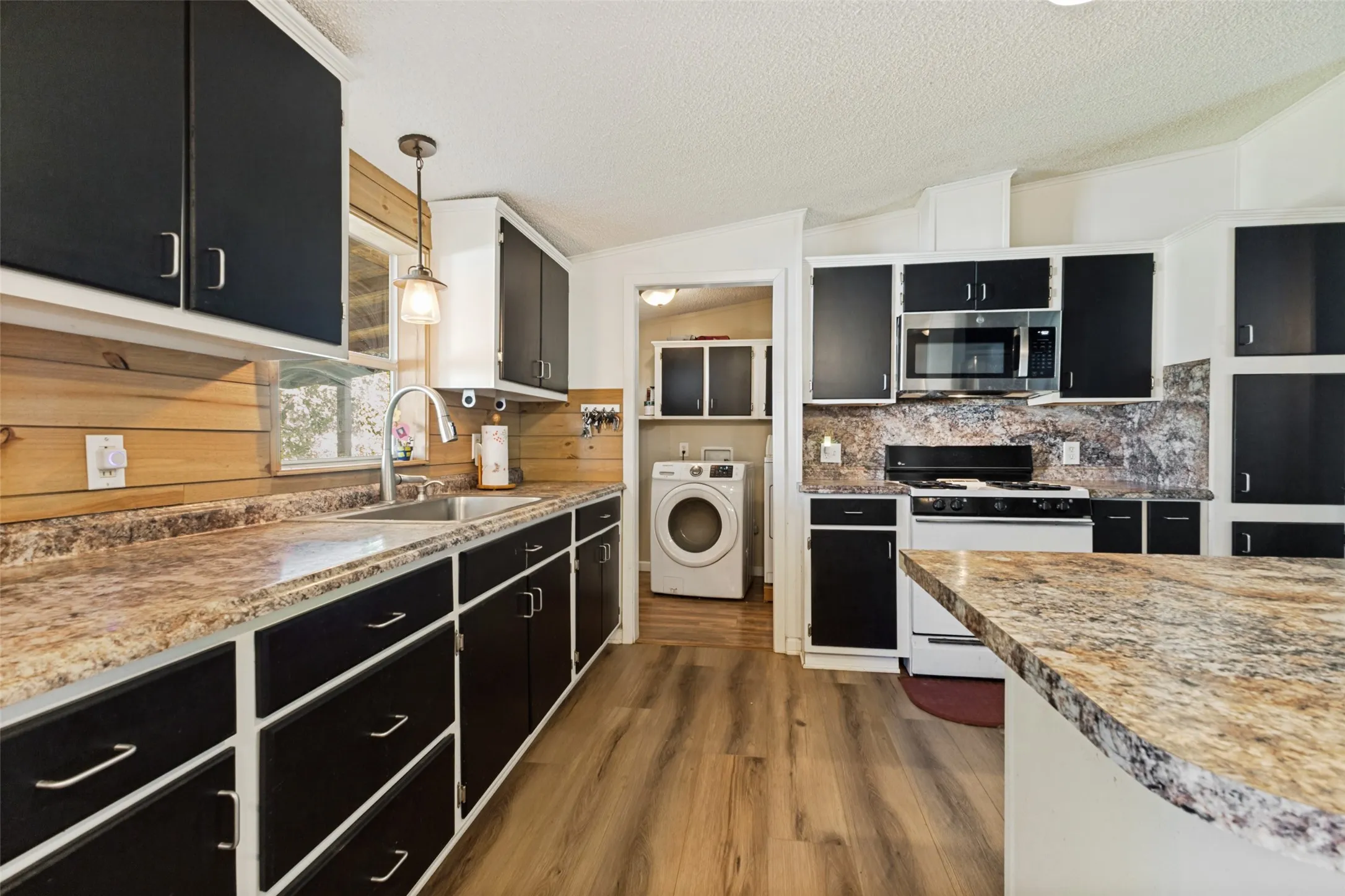 Mobile Home For Sale in Ellis County , 131 Squires Court, Ferris, Texas 75125, 3 Bedroom, 2 Bathroom, Garage spaces, 1,232 Sqft, built in 1998, mls#21240856, Real Estate Agent in Ferris, Homes For Sale in Ellis county, Homes For Sale in Ferris, Realtor in Ferris Texas, Real Estate Brokerage Independent Realty Texas, Luminita Cordes Realtor