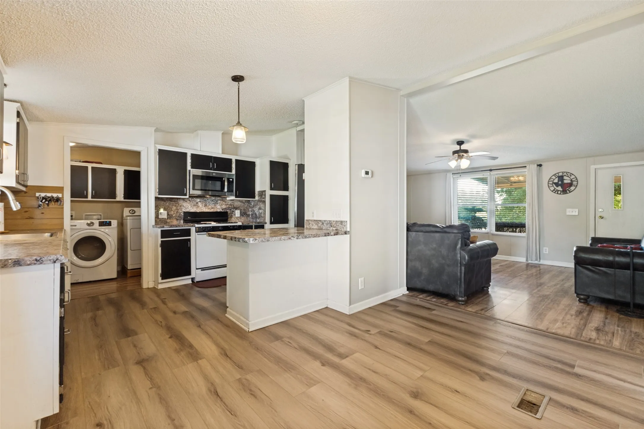 Mobile Home For Sale in Ellis County , 131 Squires Court, Ferris, Texas 75125, 3 Bedroom, 2 Bathroom, Garage spaces, 1,232 Sqft, built in 1998, mls#21240856, Real Estate Agent in Ferris, Homes For Sale in Ellis county, Homes For Sale in Ferris, Realtor in Ferris Texas, Real Estate Brokerage Independent Realty Texas, Luminita Cordes Realtor