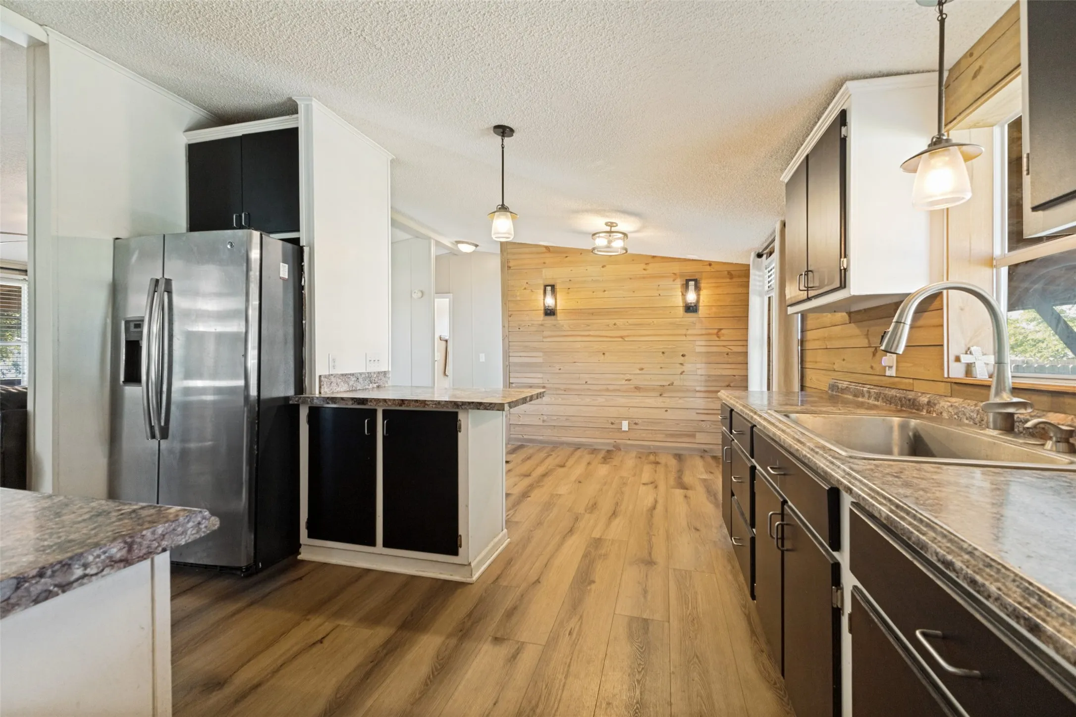 Mobile Home For Sale in Ellis County , 131 Squires Court, Ferris, Texas 75125, 3 Bedroom, 2 Bathroom, Garage spaces, 1,232 Sqft, built in 1998, mls#21240856, Real Estate Agent in Ferris, Homes For Sale in Ellis county, Homes For Sale in Ferris, Realtor in Ferris Texas, Real Estate Brokerage Independent Realty Texas, Luminita Cordes Realtor