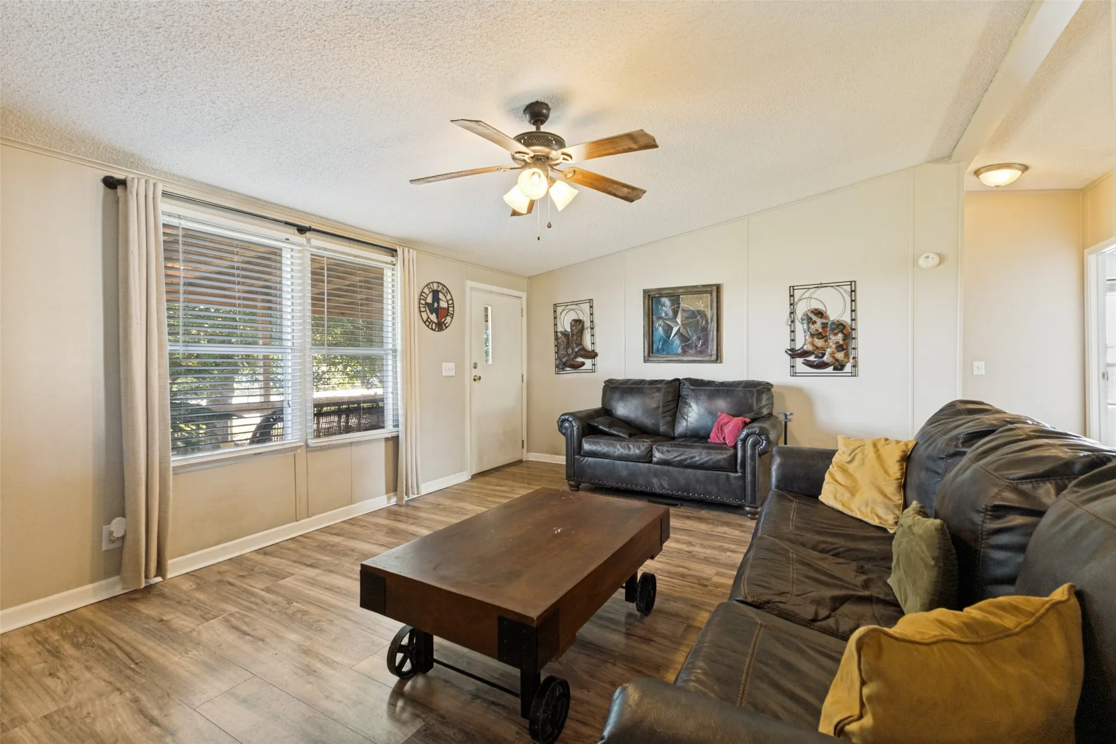Mobile Home For Sale in Ellis County , 131 Squires Court, Ferris, Texas 75125, 3 Bedroom, 2 Bathroom, Garage spaces, 1,232 Sqft, built in 1998, mls#21240856, Real Estate Agent in Ferris, Homes For Sale in Ellis county, Homes For Sale in Ferris, Realtor in Ferris Texas, Real Estate Brokerage Independent Realty Texas, Luminita Cordes Realtor