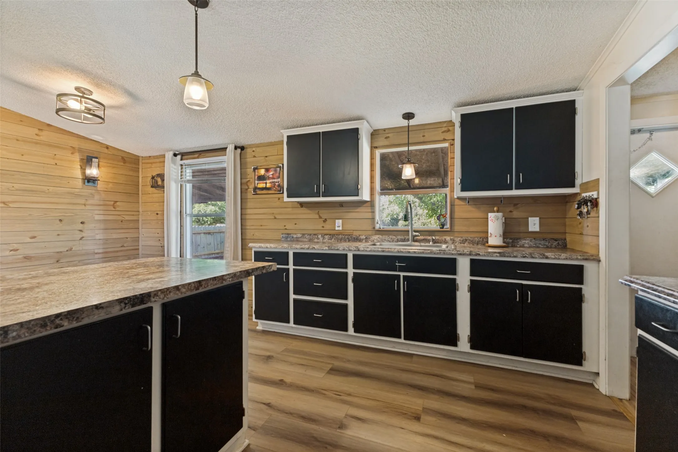 Mobile Home For Sale in Ellis County , 131 Squires Court, Ferris, Texas 75125, 3 Bedroom, 2 Bathroom, Garage spaces, 1,232 Sqft, built in 1998, mls#21240856, Real Estate Agent in Ferris, Homes For Sale in Ellis county, Homes For Sale in Ferris, Realtor in Ferris Texas, Real Estate Brokerage Independent Realty Texas, Luminita Cordes Realtor
