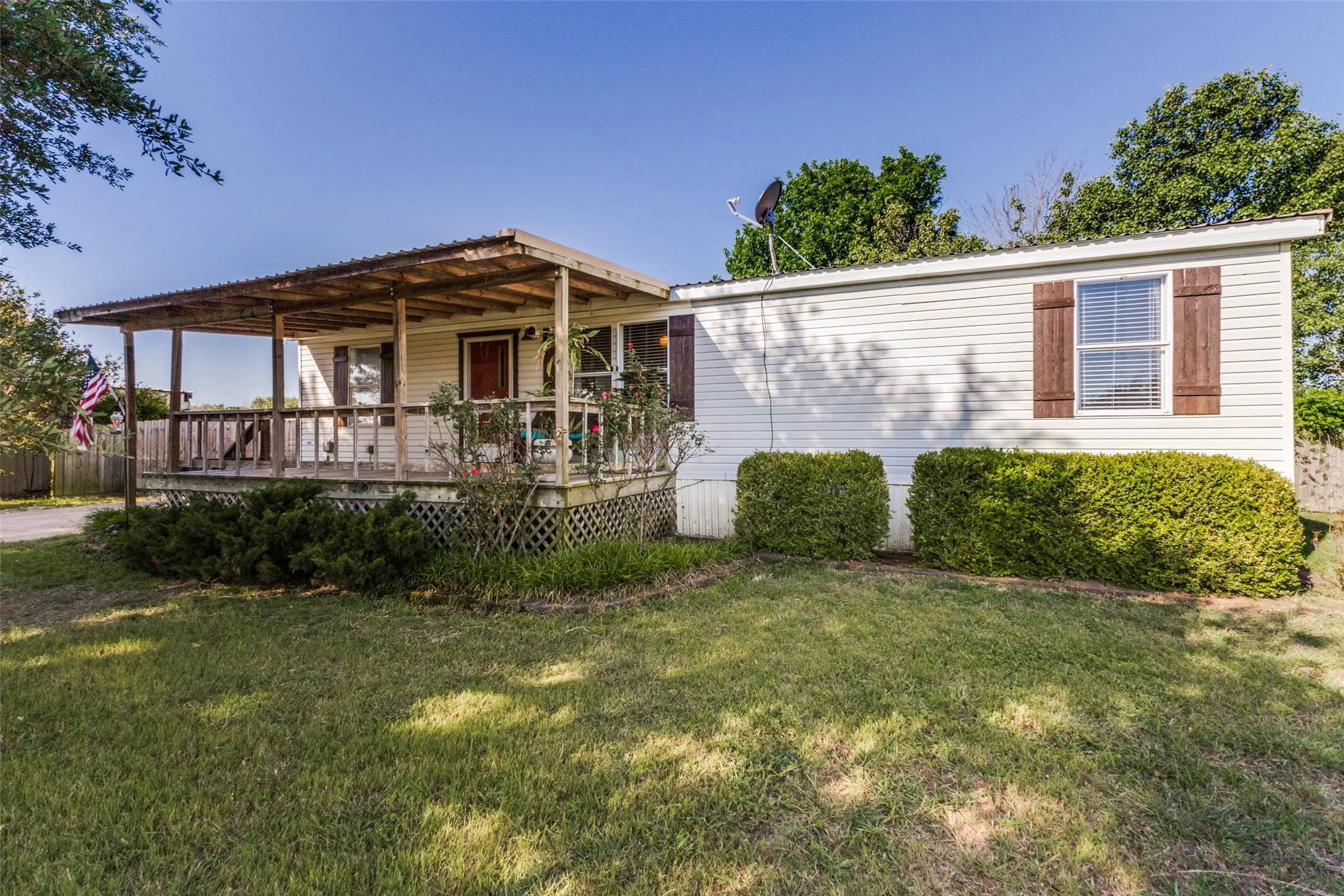 Mobile Home For Sale in Ellis County , 131 Squires Court, Ferris, Texas 75125, 3 Bedroom, 2 Bathroom, Garage spaces, 1,232 Sqft, built in 1998, mls#21240856, Real Estate Agent in Ferris, Homes For Sale in Ellis county, Homes For Sale in Ferris, Realtor in Ferris Texas, Real Estate Brokerage Independent Realty Texas, Luminita Cordes Realtor