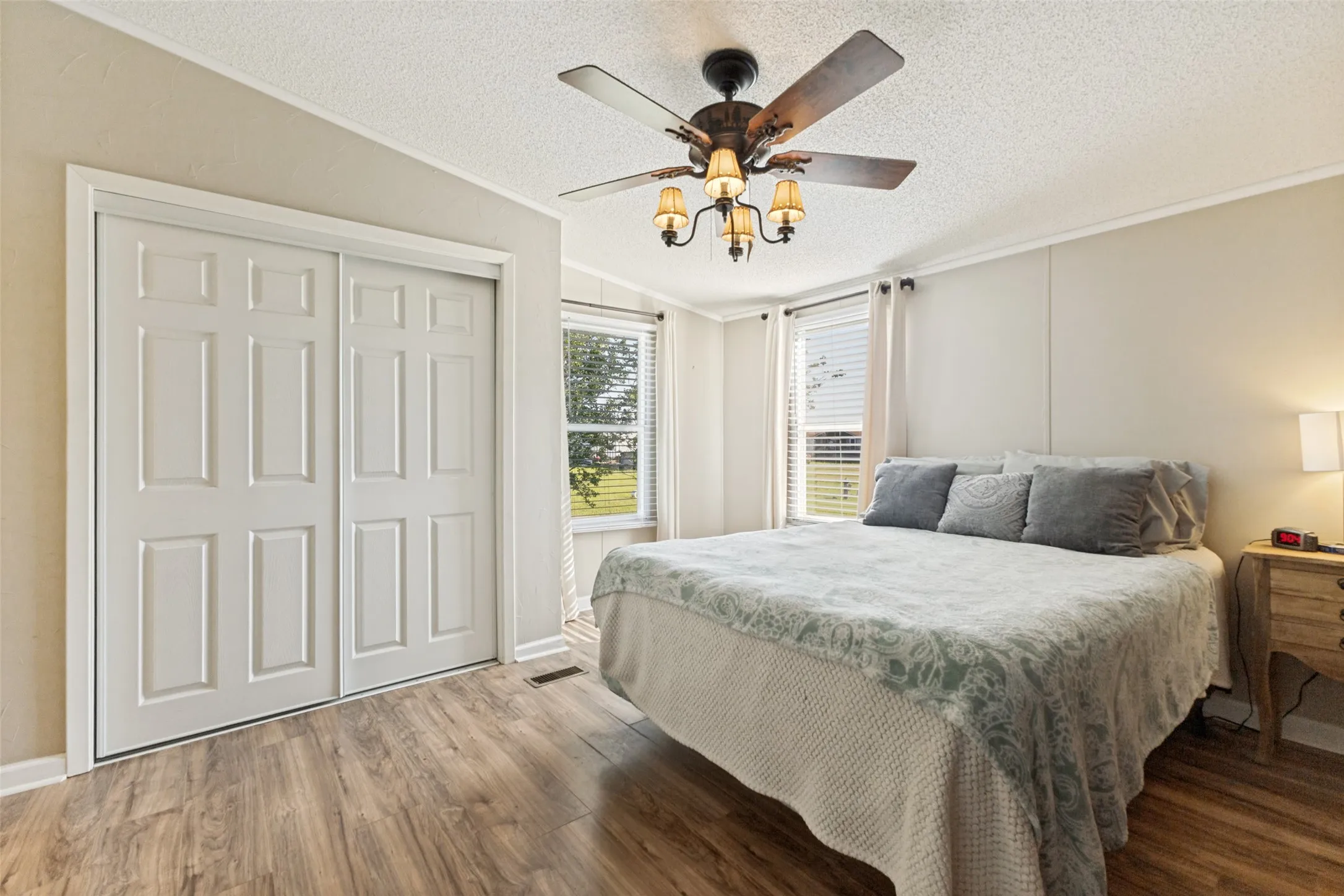 Mobile Home For Sale in Ellis County , 131 Squires Court, Ferris, Texas 75125, 3 Bedroom, 2 Bathroom, Garage spaces, 1,232 Sqft, built in 1998, mls#21240856, Real Estate Agent in Ferris, Homes For Sale in Ellis county, Homes For Sale in Ferris, Realtor in Ferris Texas, Real Estate Brokerage Independent Realty Texas, Luminita Cordes Realtor