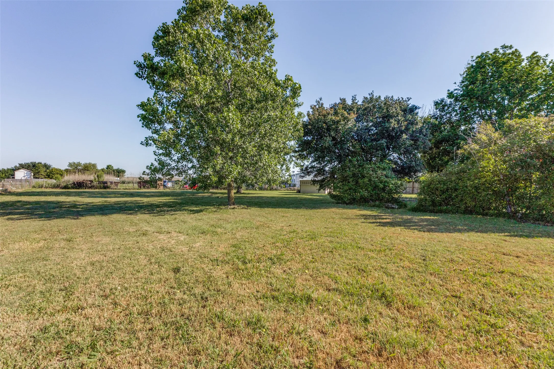 Mobile Home For Sale in Ellis County , 131 Squires Court, Ferris, Texas 75125, 3 Bedroom, 2 Bathroom, Garage spaces, 1,232 Sqft, built in 1998, mls#21240856, Real Estate Agent in Ferris, Homes For Sale in Ellis county, Homes For Sale in Ferris, Realtor in Ferris Texas, Real Estate Brokerage Independent Realty Texas, Luminita Cordes Realtor