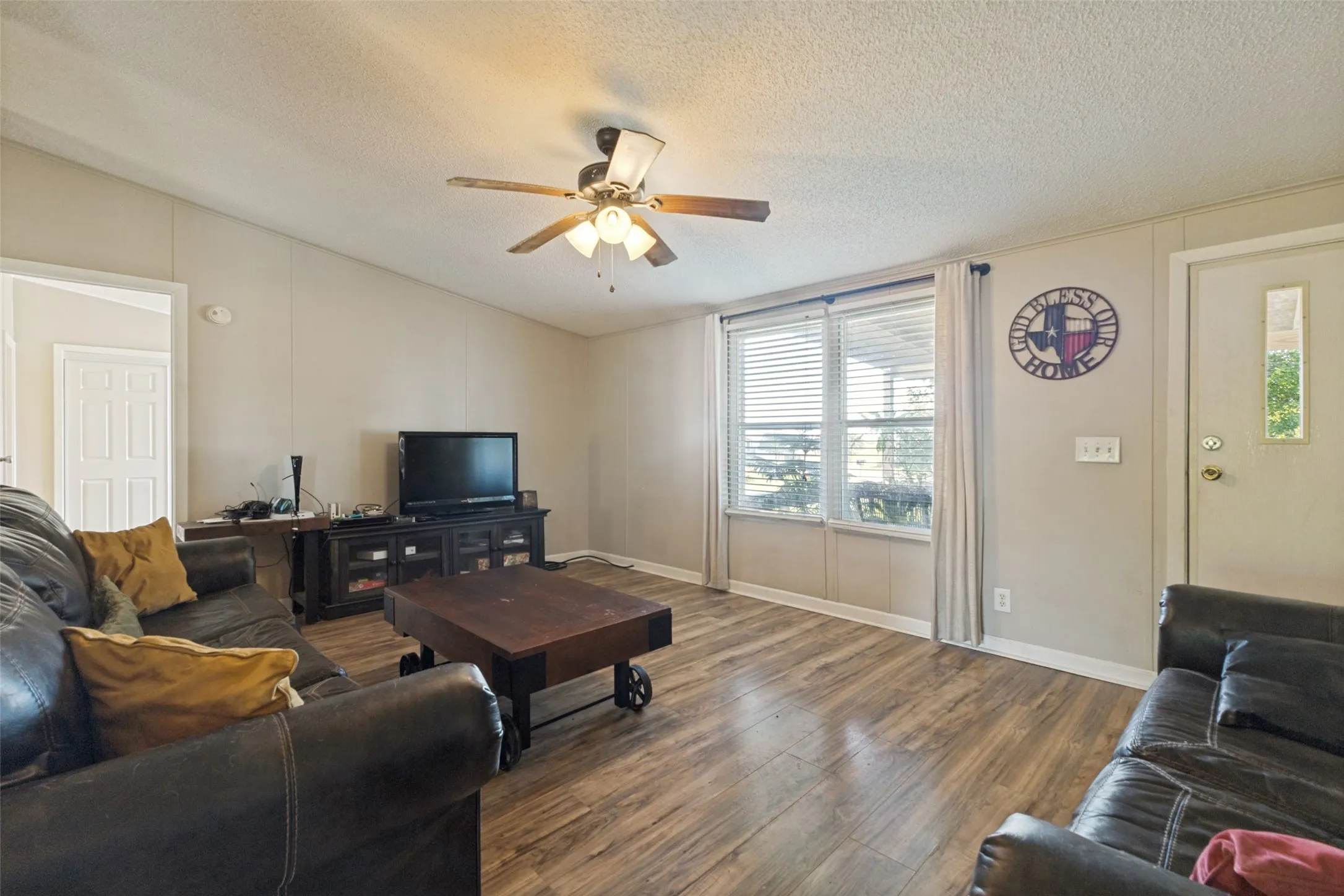 Mobile Home For Sale in Ellis County , 131 Squires Court, Ferris, Texas 75125, 3 Bedroom, 2 Bathroom, Garage spaces, 1,232 Sqft, built in 1998, mls#21240856, Real Estate Agent in Ferris, Homes For Sale in Ellis county, Homes For Sale in Ferris, Realtor in Ferris Texas, Real Estate Brokerage Independent Realty Texas, Luminita Cordes Realtor