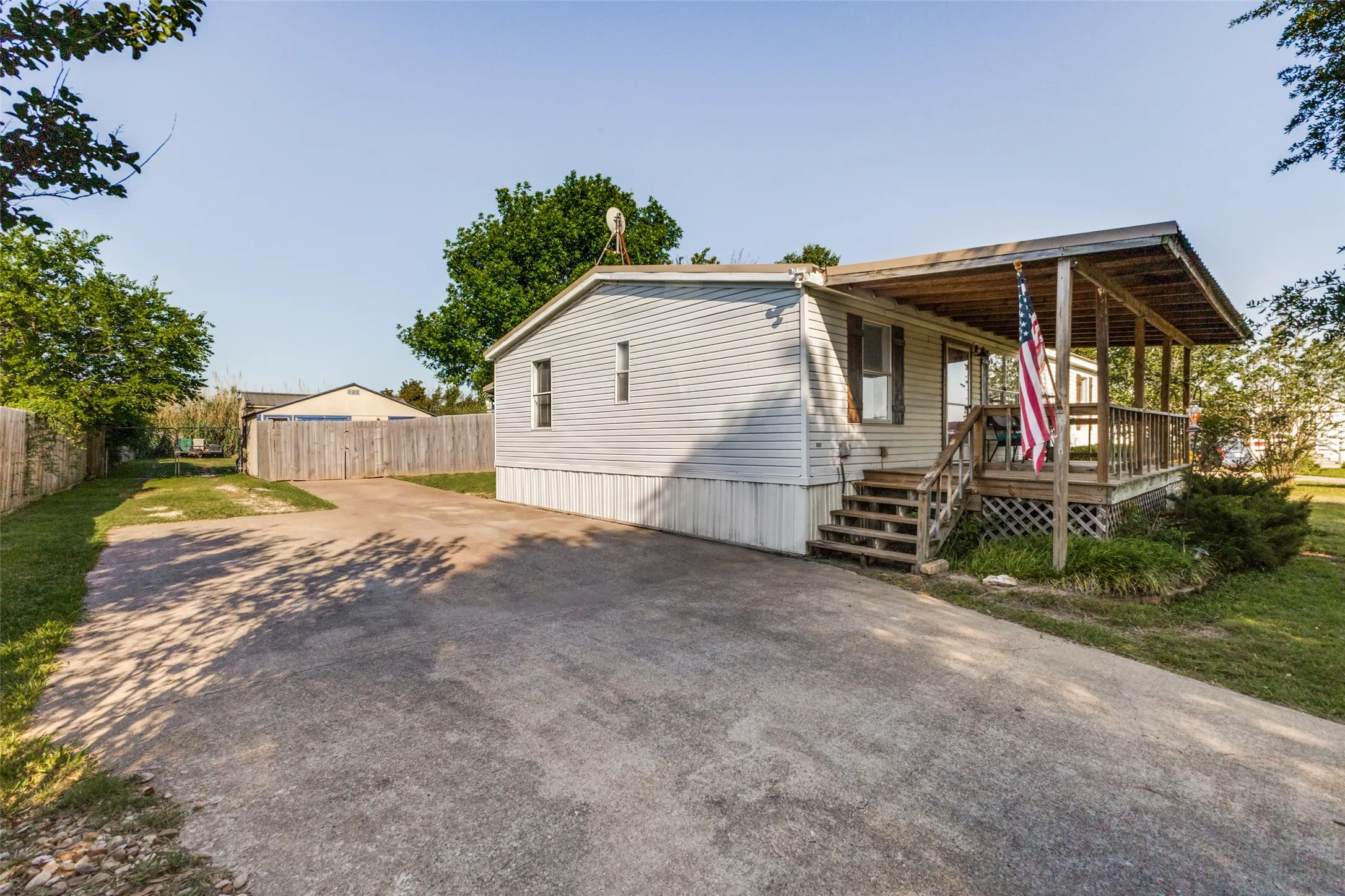Mobile Home For Sale in Ellis County , 131 Squires Court, Ferris, Texas 75125, 3 Bedroom, 2 Bathroom, Garage spaces, 1,232 Sqft, built in 1998, mls#21240856, Real Estate Agent in Ferris, Homes For Sale in Ellis county, Homes For Sale in Ferris, Realtor in Ferris Texas, Real Estate Brokerage Independent Realty Texas, Luminita Cordes Realtor
