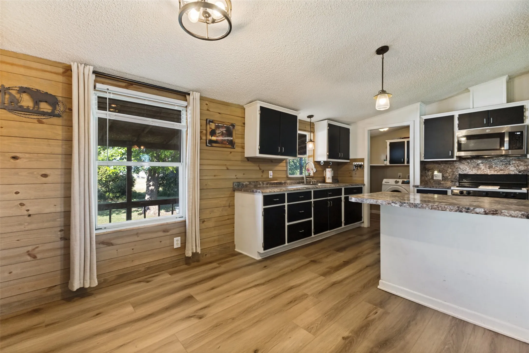 Mobile Home For Sale in Ellis County , 131 Squires Court, Ferris, Texas 75125, 3 Bedroom, 2 Bathroom, Garage spaces, 1,232 Sqft, built in 1998, mls#21240856, Real Estate Agent in Ferris, Homes For Sale in Ellis county, Homes For Sale in Ferris, Realtor in Ferris Texas, Real Estate Brokerage Independent Realty Texas, Luminita Cordes Realtor