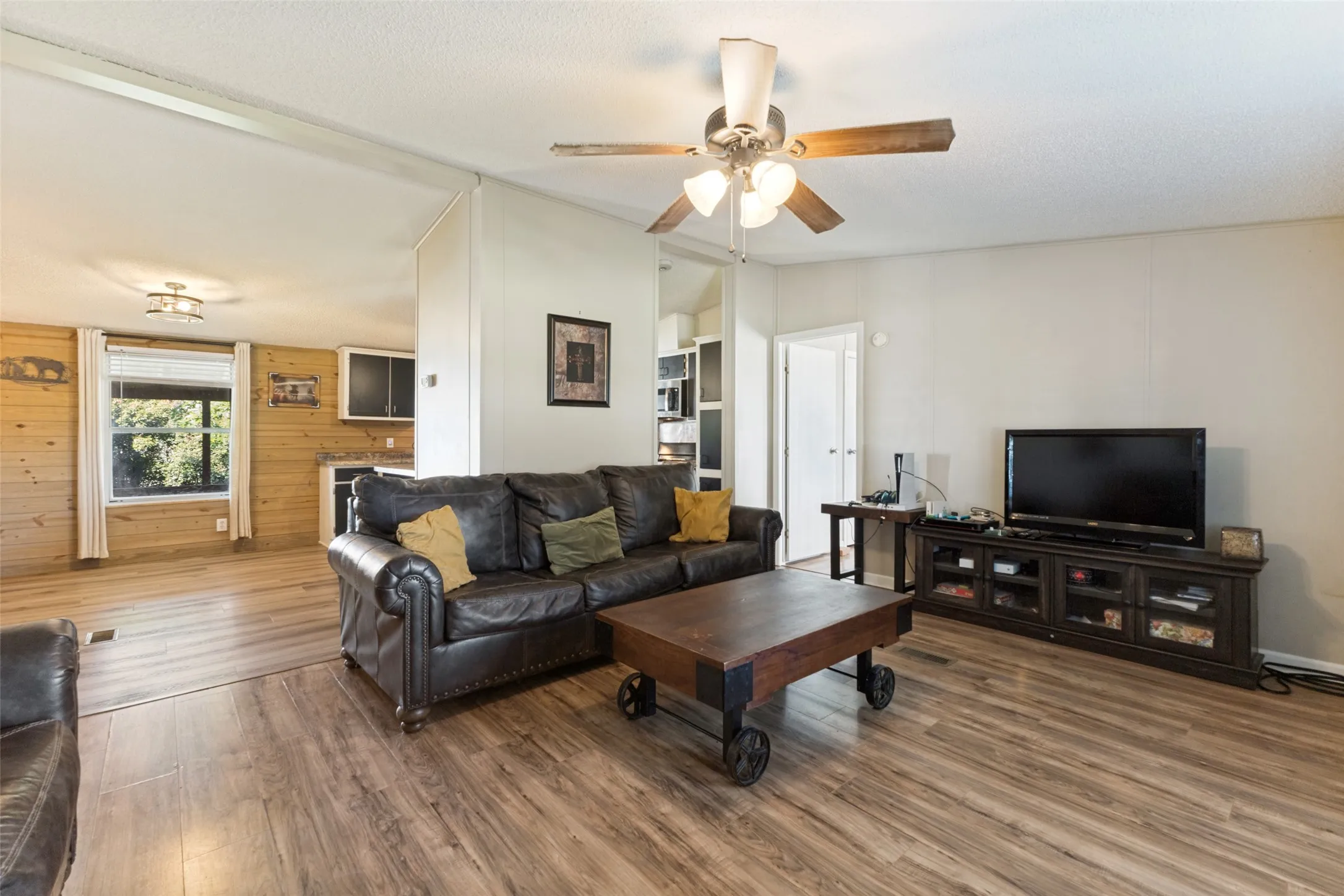 Mobile Home For Sale in Ellis County , 131 Squires Court, Ferris, Texas 75125, 3 Bedroom, 2 Bathroom, Garage spaces, 1,232 Sqft, built in 1998, mls#21240856, Real Estate Agent in Ferris, Homes For Sale in Ellis county, Homes For Sale in Ferris, Realtor in Ferris Texas, Real Estate Brokerage Independent Realty Texas, Luminita Cordes Realtor