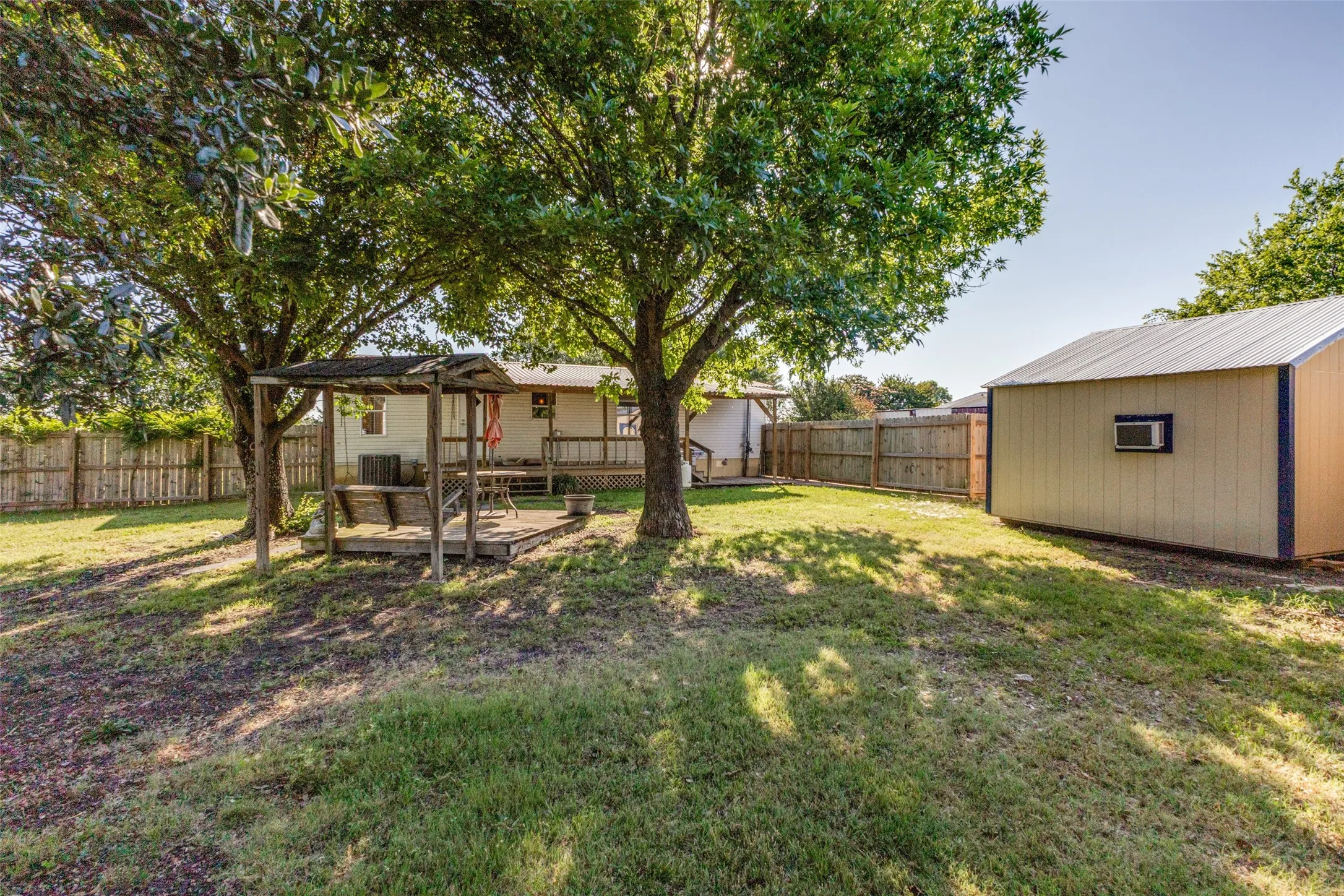 Mobile Home For Sale in Ellis County , 131 Squires Court, Ferris, Texas 75125, 3 Bedroom, 2 Bathroom, Garage spaces, 1,232 Sqft, built in 1998, mls#21240856, Real Estate Agent in Ferris, Homes For Sale in Ellis county, Homes For Sale in Ferris, Realtor in Ferris Texas, Real Estate Brokerage Independent Realty Texas, Luminita Cordes Realtor