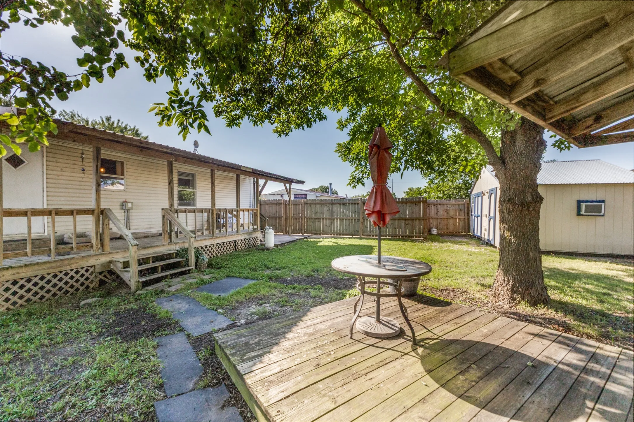 Mobile Home For Sale in Ellis County , 131 Squires Court, Ferris, Texas 75125, 3 Bedroom, 2 Bathroom, Garage spaces, 1,232 Sqft, built in 1998, mls#21240856, Real Estate Agent in Ferris, Homes For Sale in Ellis county, Homes For Sale in Ferris, Realtor in Ferris Texas, Real Estate Brokerage Independent Realty Texas, Luminita Cordes Realtor