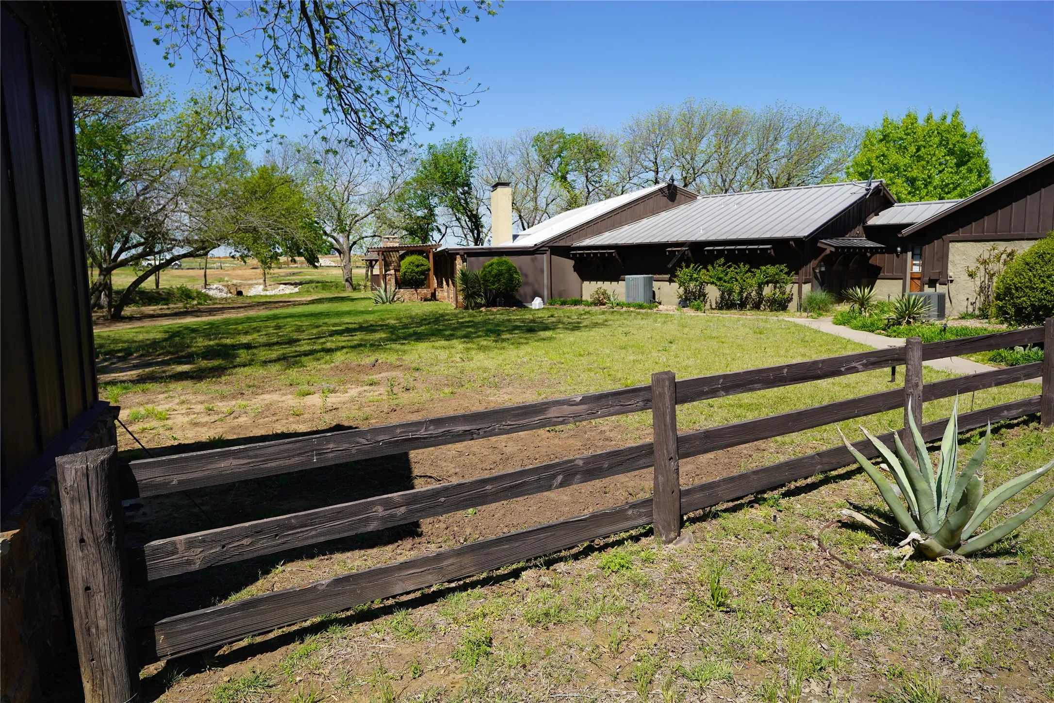 Farm For Rent in Denton County , 1382 E Black Jack Road, Aubrey, Texas 76227, 3 Bedroom, 3 Bathroom, 2 Garage spaces, 5,045 Sqft, built in 1977, mls#21239460, Real Estate Agent in Aubrey, Homes For Rent in Denton county, Homes For Rent in Aubrey, Realtor in Aubrey Texas, Real Estate Brokerage Independent Realty Texas, Luminita Cordes Realtor